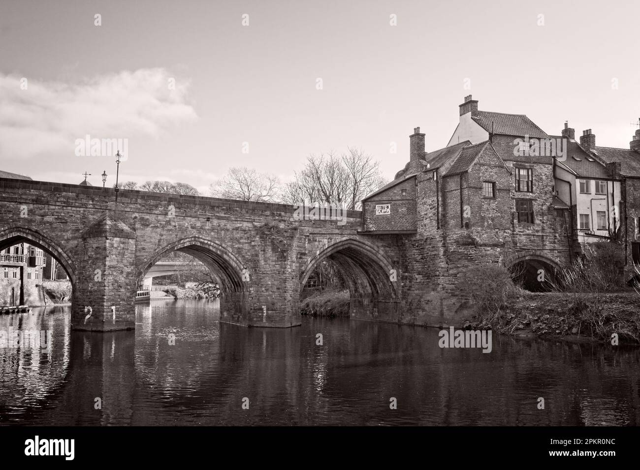 Elvet Bridge est une structure de maçonnerie en voûte médiévale classée de catégorie 1 qui couvre l'usure de la rivière dans le centre de la ville de Durham. Banque D'Images