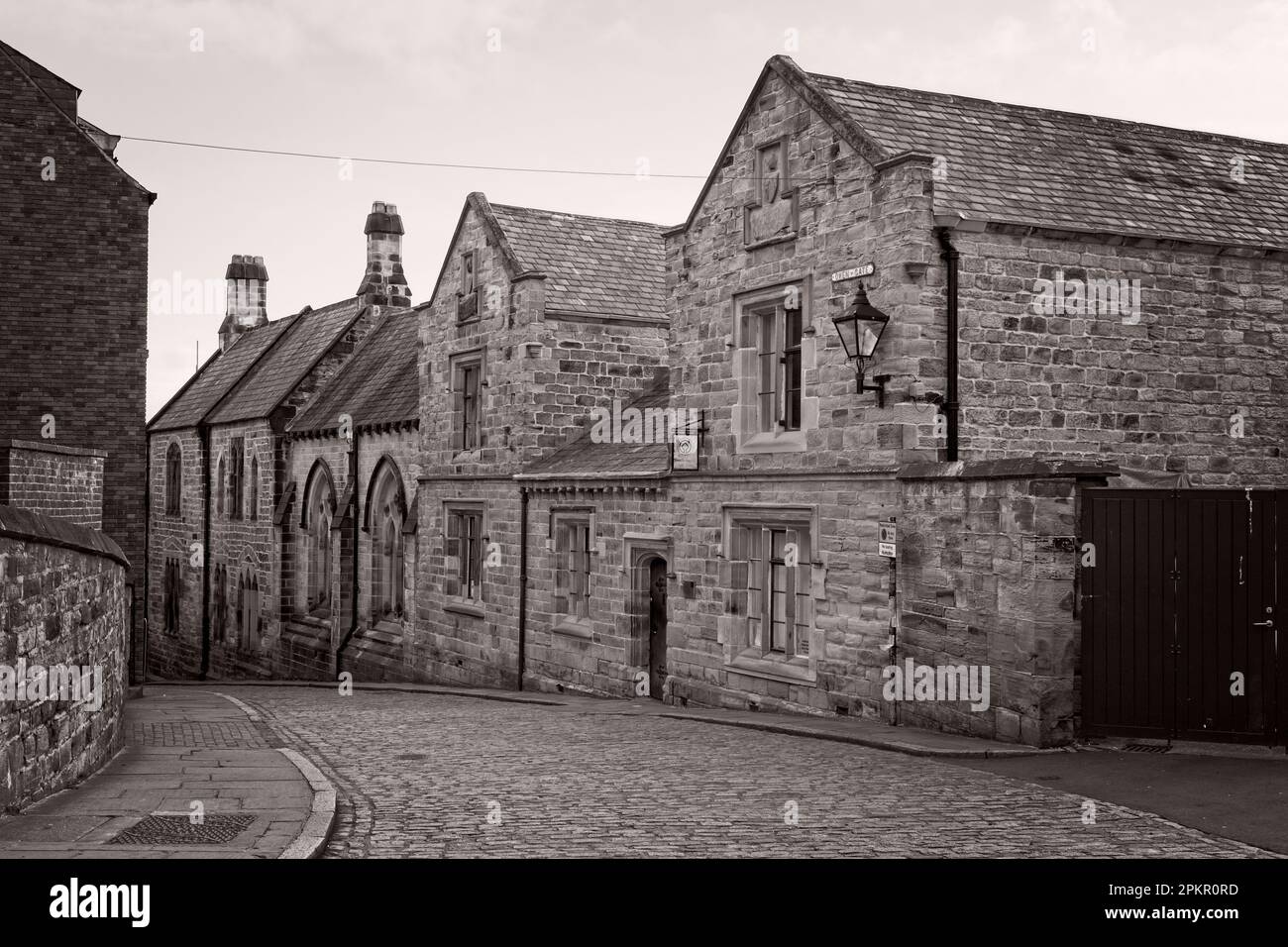 De vieux bâtiments bordent la rue pavée d'Owengate dans le centre-ville de Durham. Capturé ici, en regardant depuis le quartier Palace Green vers Saddler Street. Banque D'Images