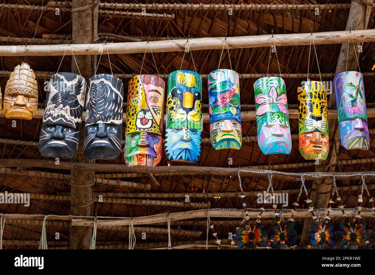 Les masques de Bora sculptés et peints à la main sont vendus comme source de revenu pour la tribu autochtone d'Iquitos, au Pérou Banque D'Images