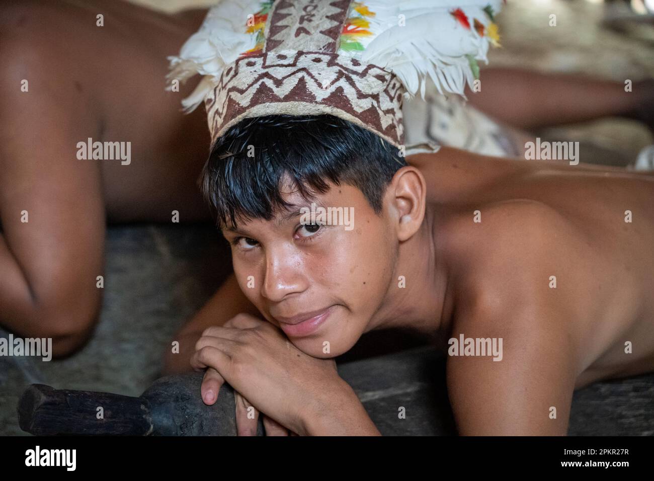 Jeune homme Bora à Iquitos, Pérou Banque D'Images