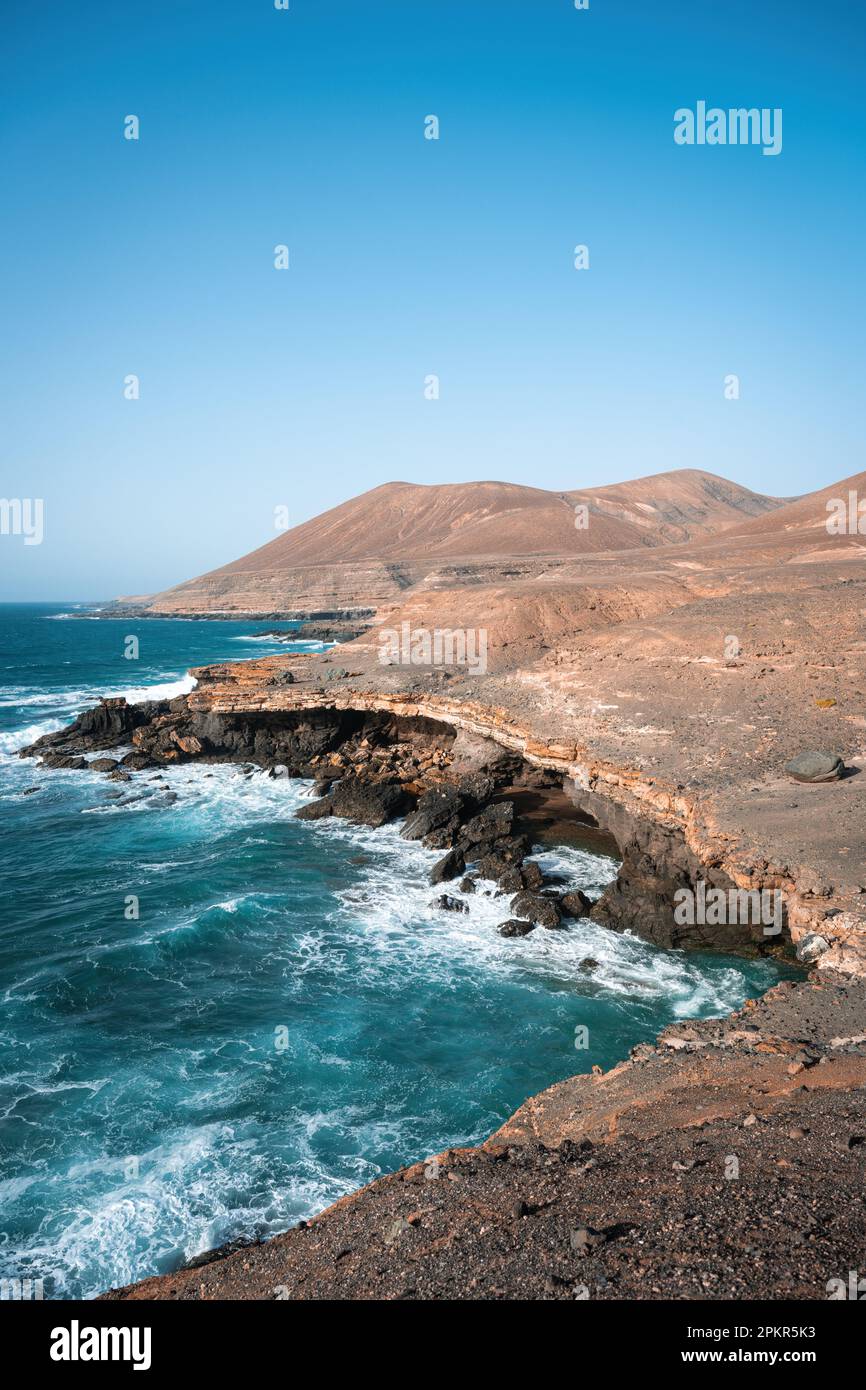 Vue imprenable sur une côte rocheuse baignée par un magnifique océan bleu. Playa del Aguila (Plage des Eagles) Fuerteventura, Îles Canaries, Espagne. Banque D'Images