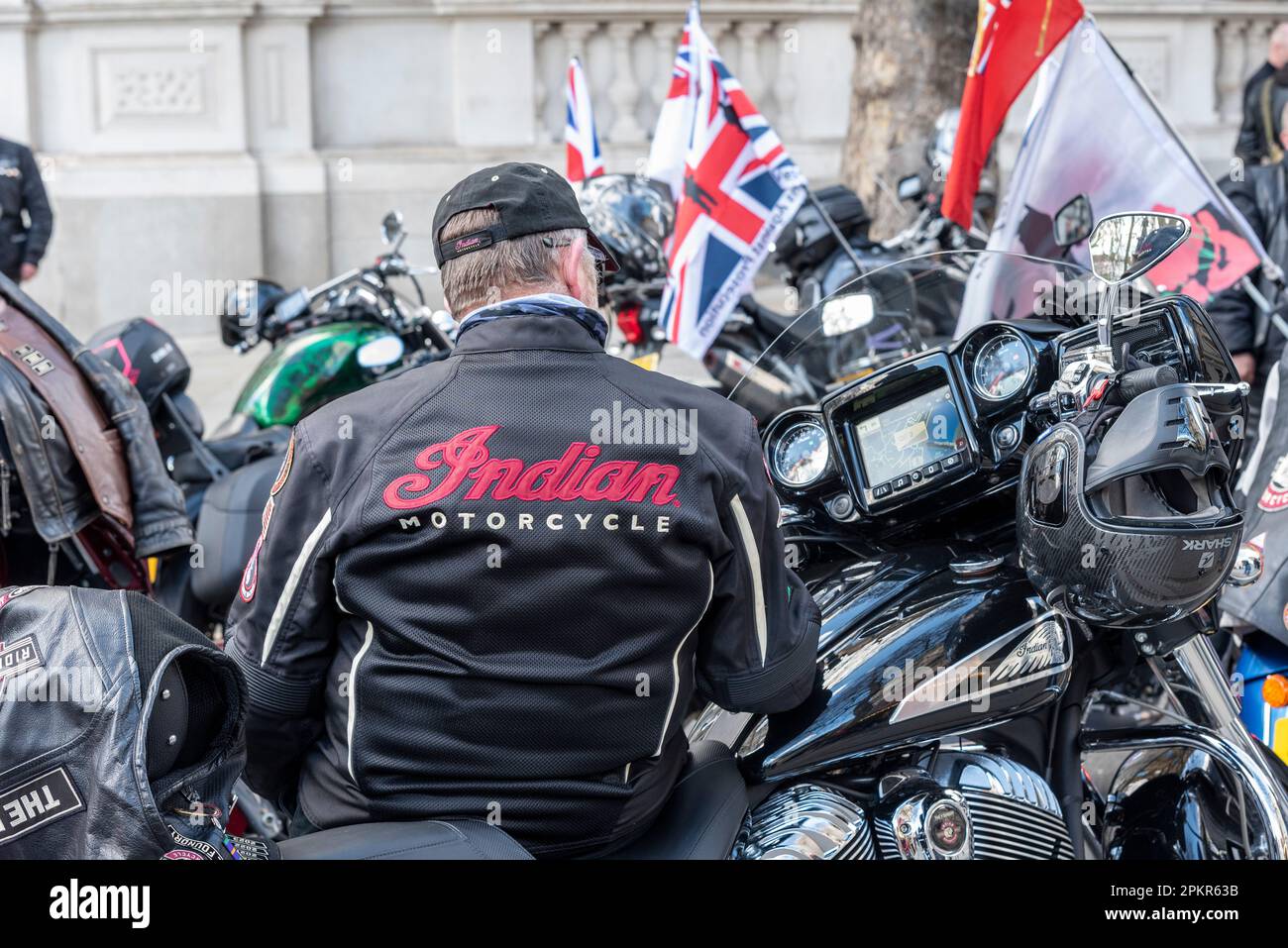 Promenade de respect à la mémoire de la Reine Elizabeth II par les vétérans de l'armée motocyclistes de Rolling Thunder, qui font également campagne pour protéger les anciens combattants Banque D'Images