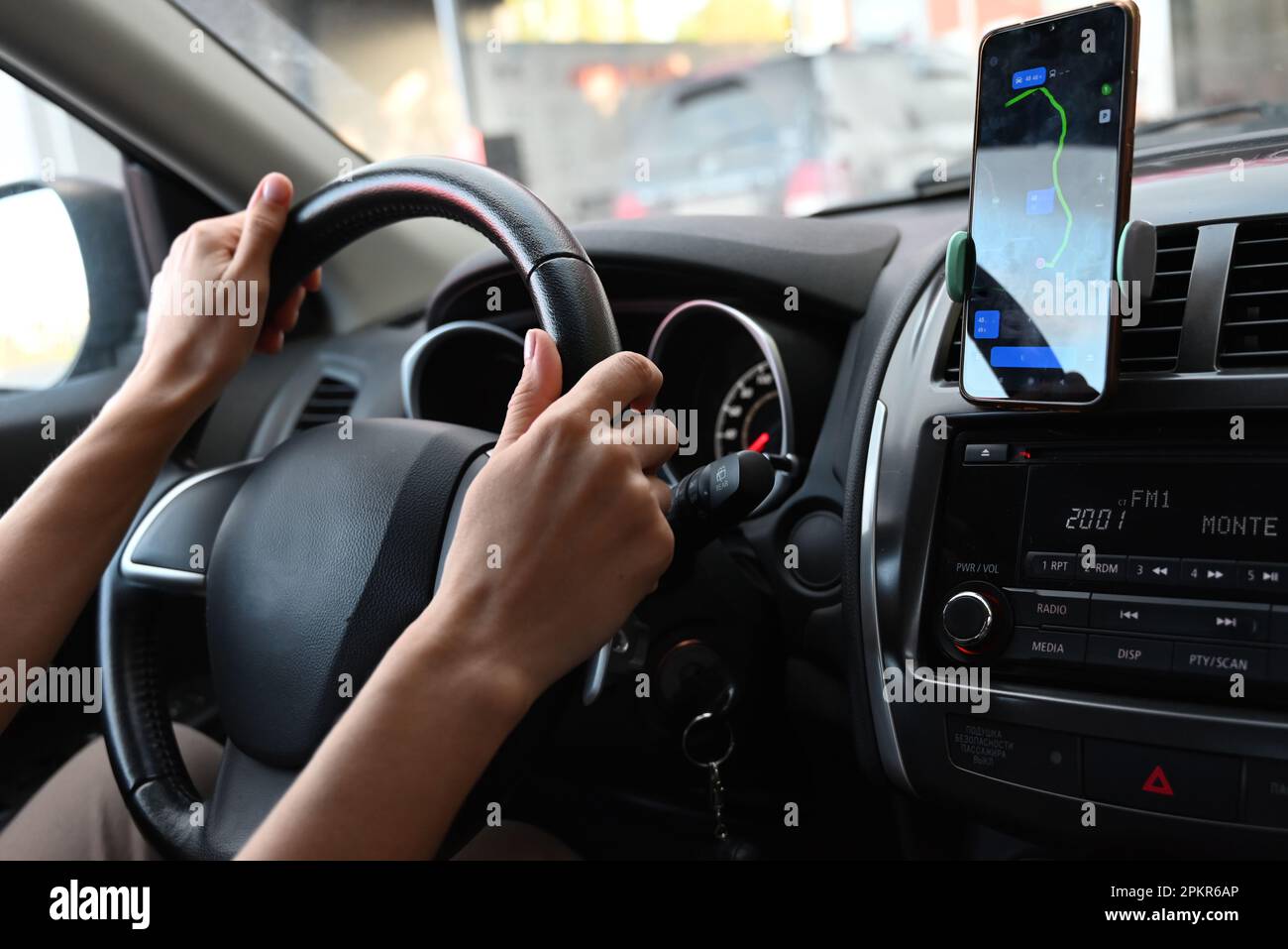 mains de femme tenant le volant pendant la conduite d'une voiture, lavage de voiture, chemin, file d'attente, navigateur Banque D'Images