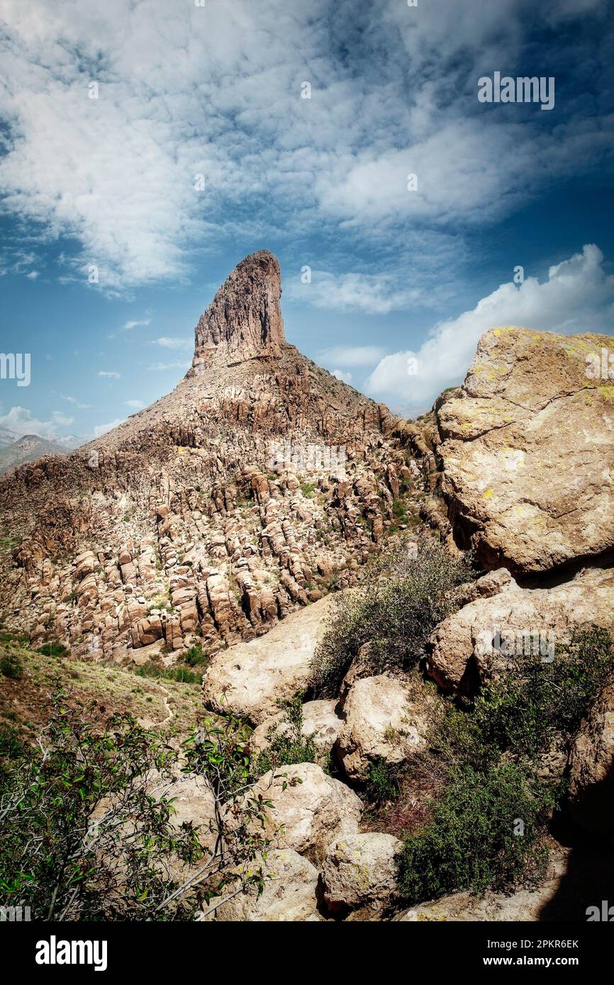 Weavers Needle s'élève bien en vue dans les montagnes Superstion de l'Arizona. Banque D'Images