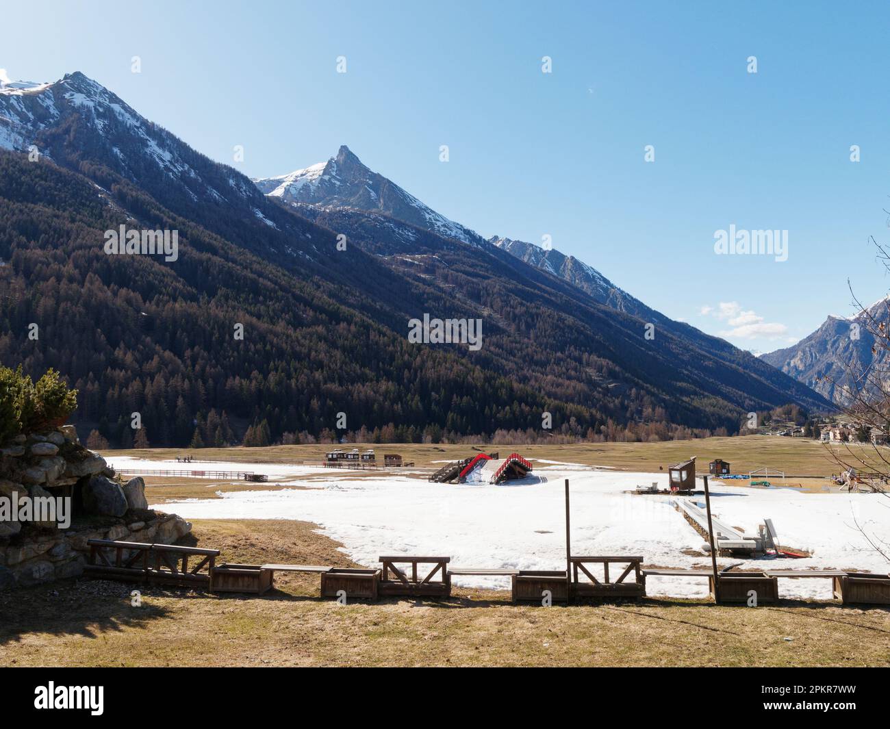 Montagnes et paysages à Cogne, Parc Gran Paradiso, Vallée d'Aoste, Italie. Des plaques de neige recouvrent encore la région au printemps. Banque D'Images