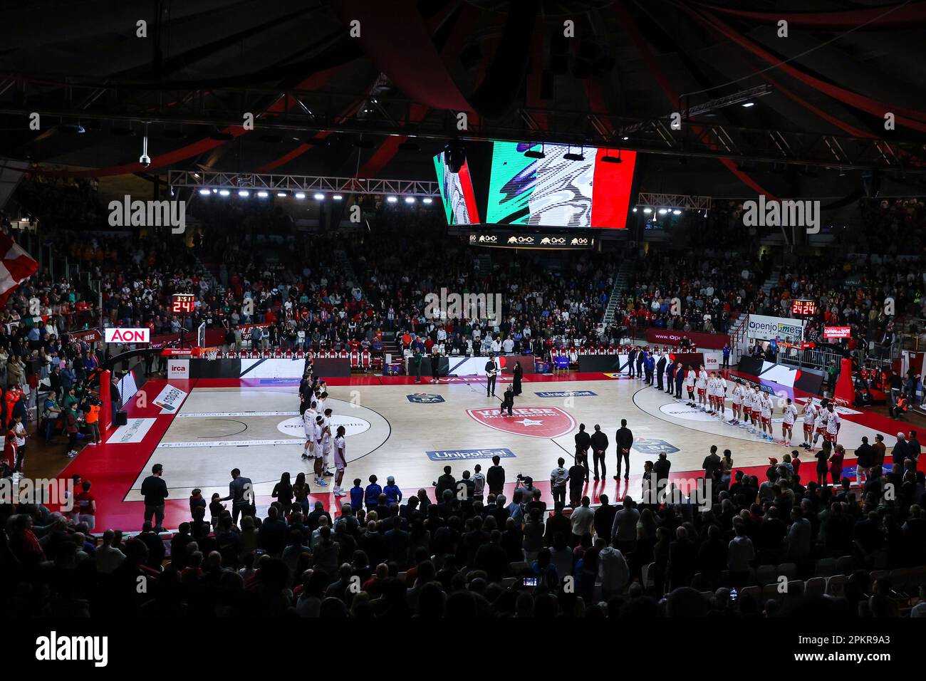 Vue intérieure du Palasport Lino Oldrini pendant LBA Lega basket Un jeu de saison régulière 2022/23 entre Pallacanestro Varese OpenJobMetis et Unihotels Reggio Emilia. Score final; Varese 81:85 Reggiana. Banque D'Images