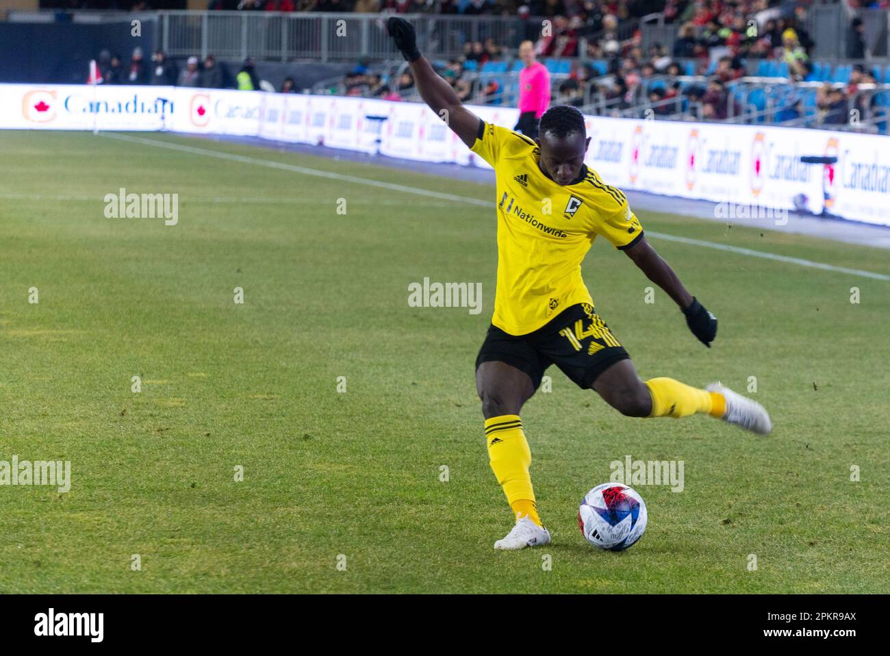 Toronto, ON, Canada - match 23: Ylacet Yeboah #14 en avant de l'équipage de Columbus avec le ballon pendant le match de la saison régulière 2023 de la MLS entre le FC de Toronto Banque D'Images