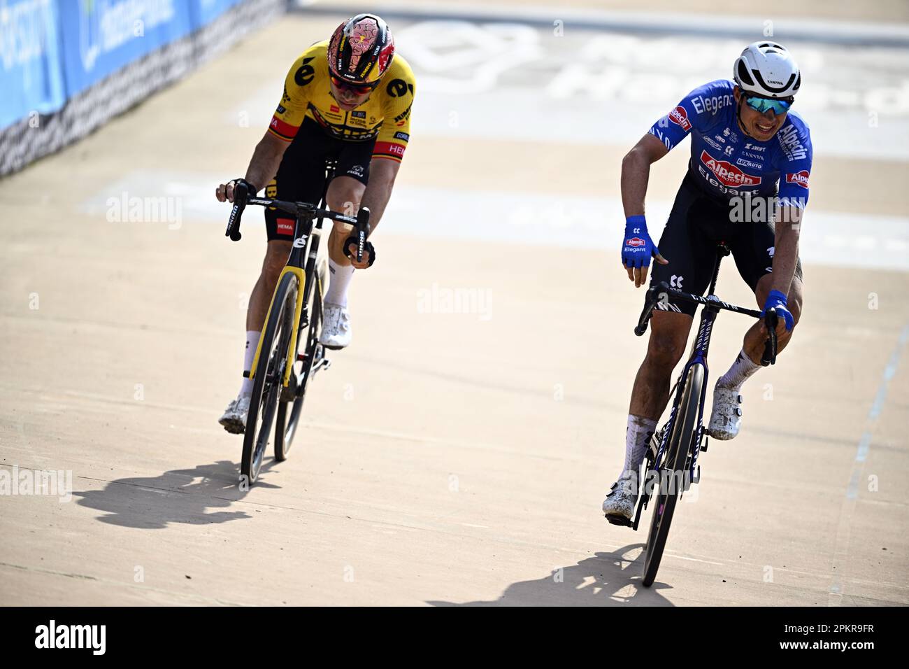 Roubaix, France. 09th avril 2023. Wout van Aert belge de Team Jumbo-Visma et Jasper Philipsen belge d'Alpecin-Deceuninck photographié comme ils croise la ligne fininsh de la course d'élite masculine de l'épreuve cycliste 'Paris-Roubaix', 256,6km de Compiegne à Roubaix, France, le dimanche 09 avril 2023. BELGA PHOTO JASPER JACOBS crédit: Belga News Agency/Alay Live News Banque D'Images