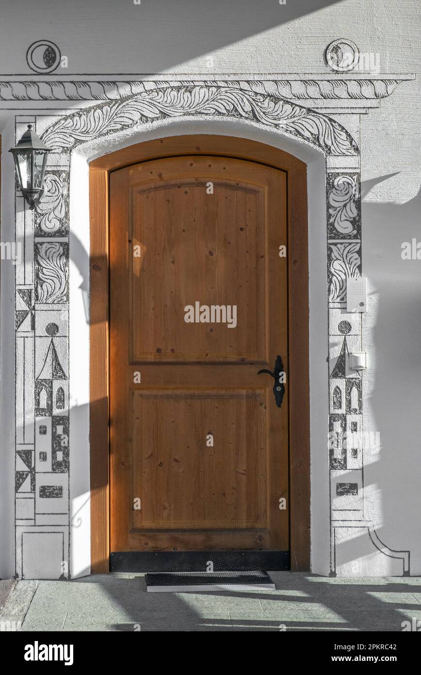 Entrée d'une maison à Lenz décorée avec la technique typique de 'sgraffio' Banque D'Images