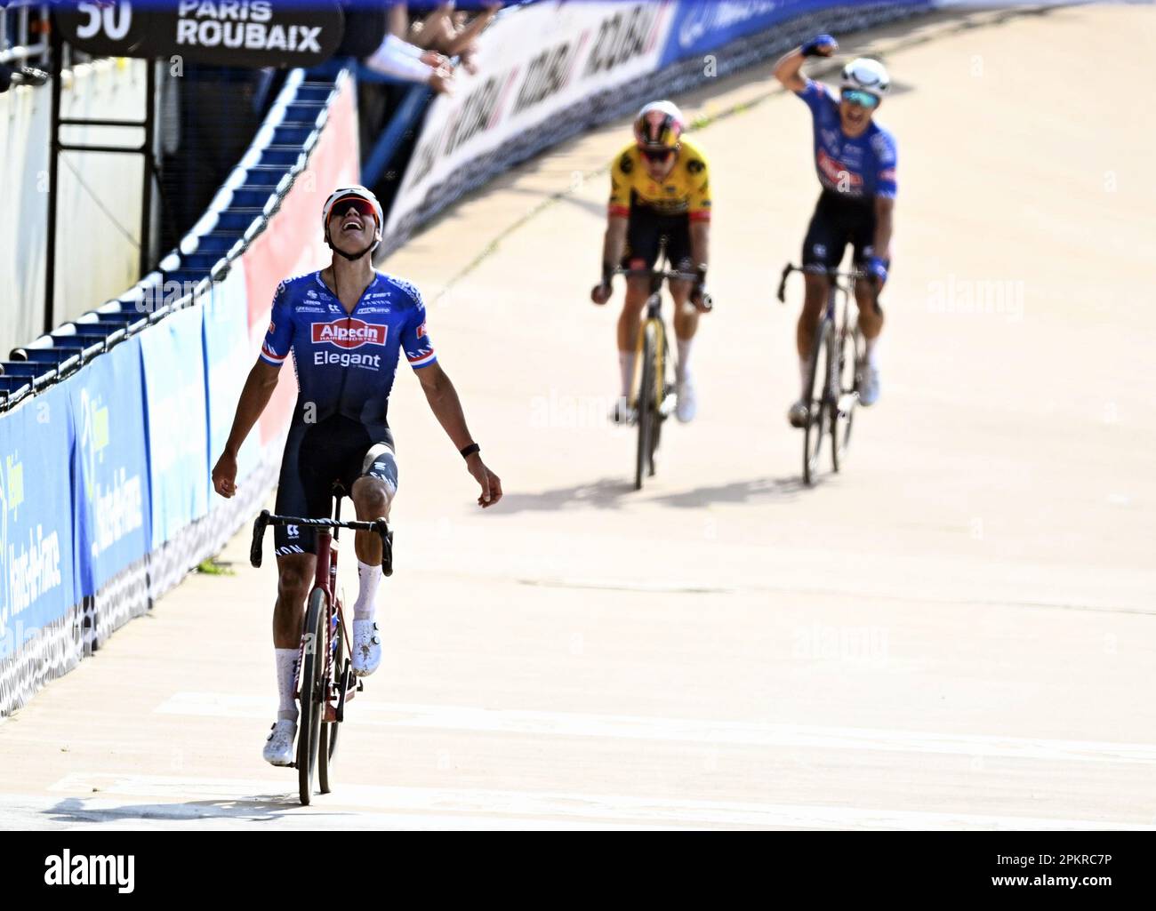 Roubaix, France. 09th avril 2023. Le néerlandais Mathieu van der Poel d'Alpecin-Deceuninck, le belge Wout van Aert de Team Jumbo-Visma et le belge Jasper Philipsen d'Alpecin-Deceuninck photographiés comme ils croissent la ligne fininsh de la course d'élite masculine de l'épreuve cycliste 'Paris-Roubaix', 256,6km de Compiegne à Roubaix, France, le dimanche 09 avril 2023. BELGA PHOTO JASPER JACOBS crédit: Belga News Agency/Alay Live News Banque D'Images