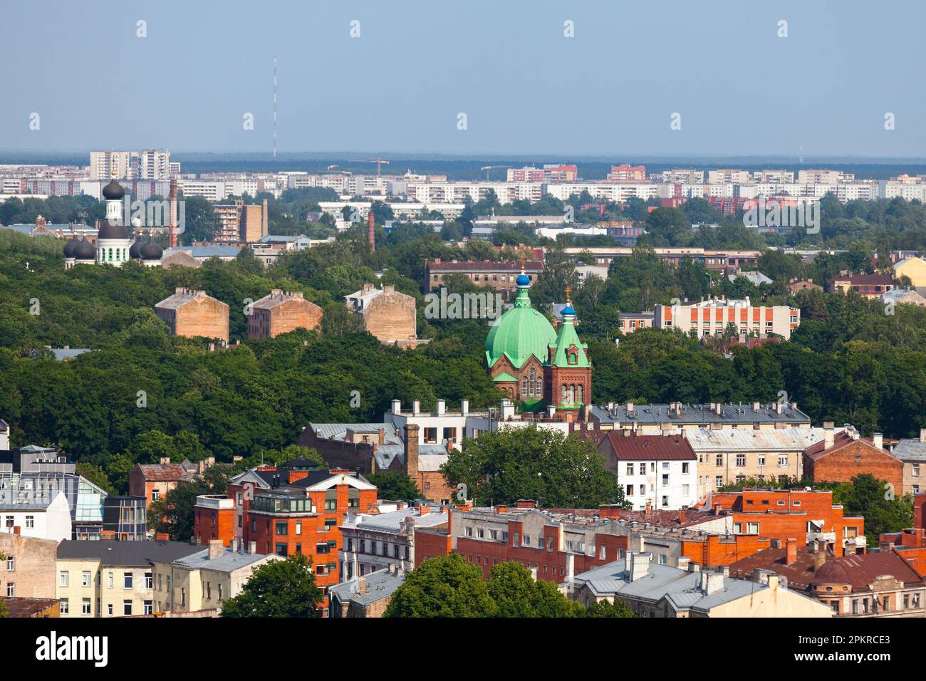 Vue aérienne de l'église de la Toussaint et de la rue John la Forerunner Église orthodoxe à Riga, en Lettonie. Banque D'Images