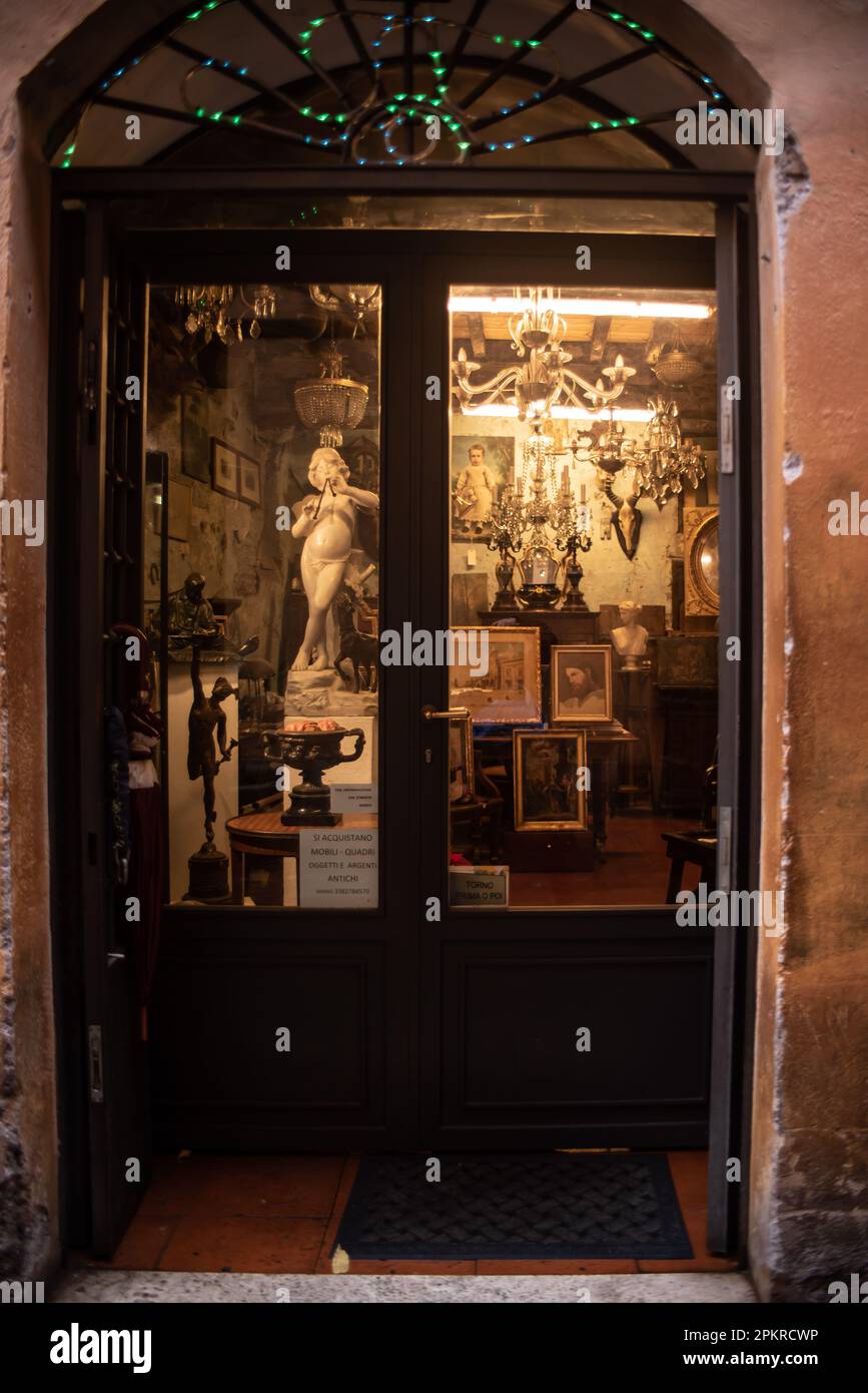 Ancien magasin d'antiquités dans le centre de Rome Banque D'Images