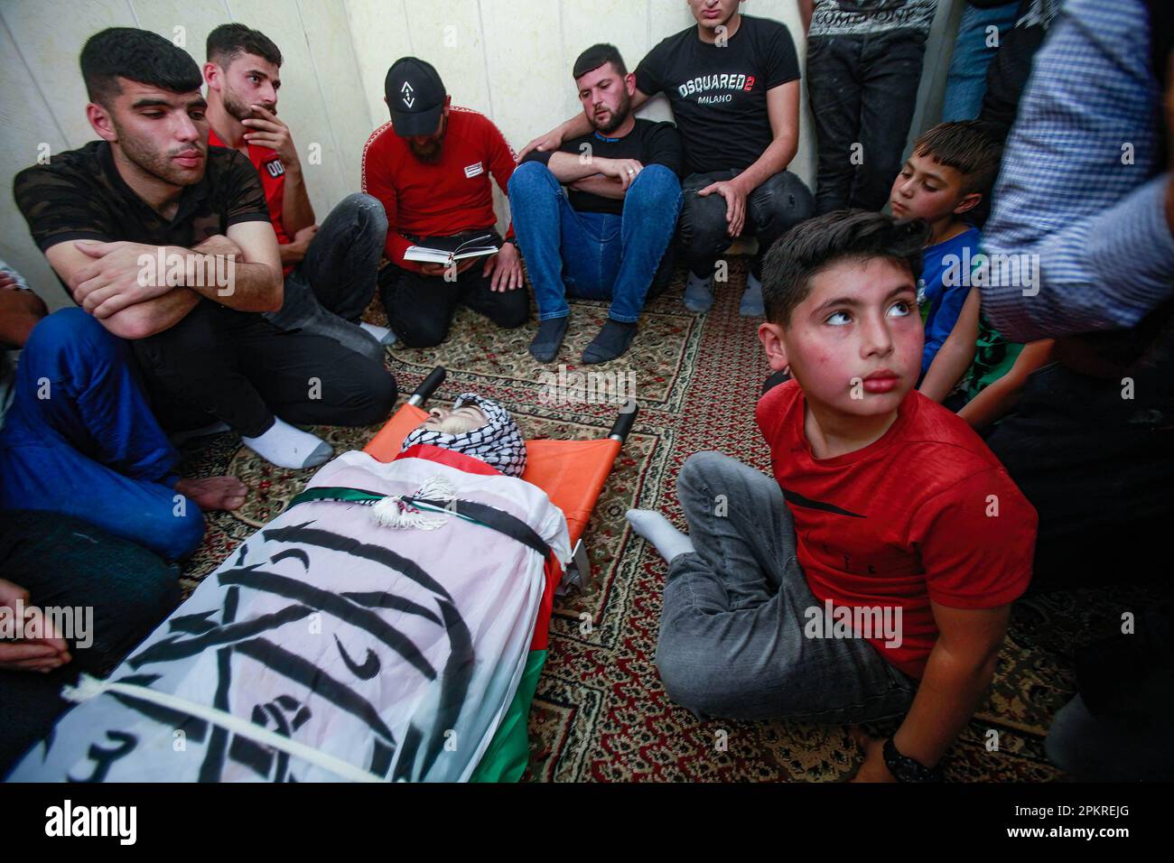 Qalqilya, Palestine. 09th avril 2023. (NOTE DE LA RÉDACTION : l'image dépeint la mort) des parents font leurs adieux au corps du soldat palestinien Ayed Salem qui a été tué par des balles de l'armée israélienne lors des affrontements dans le village d'Azzun près de Qalqilya en Cisjordanie. Crédit : SOPA Images Limited/Alamy Live News Banque D'Images