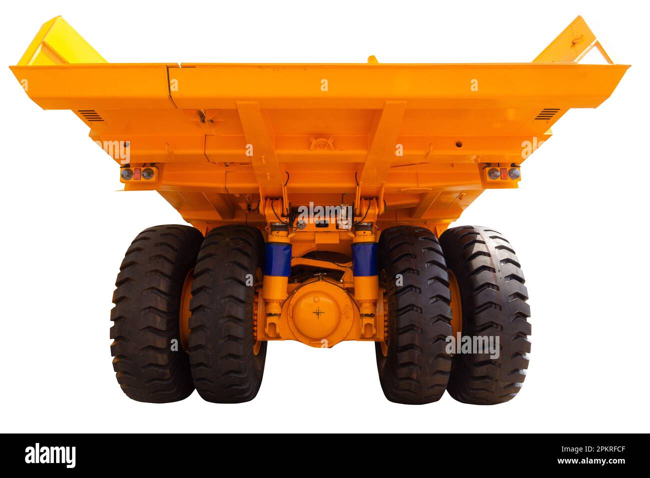 Benne minière camion moderne de couleur jaune isolé sur fond blanc. Vue arrière. Banque D'Images