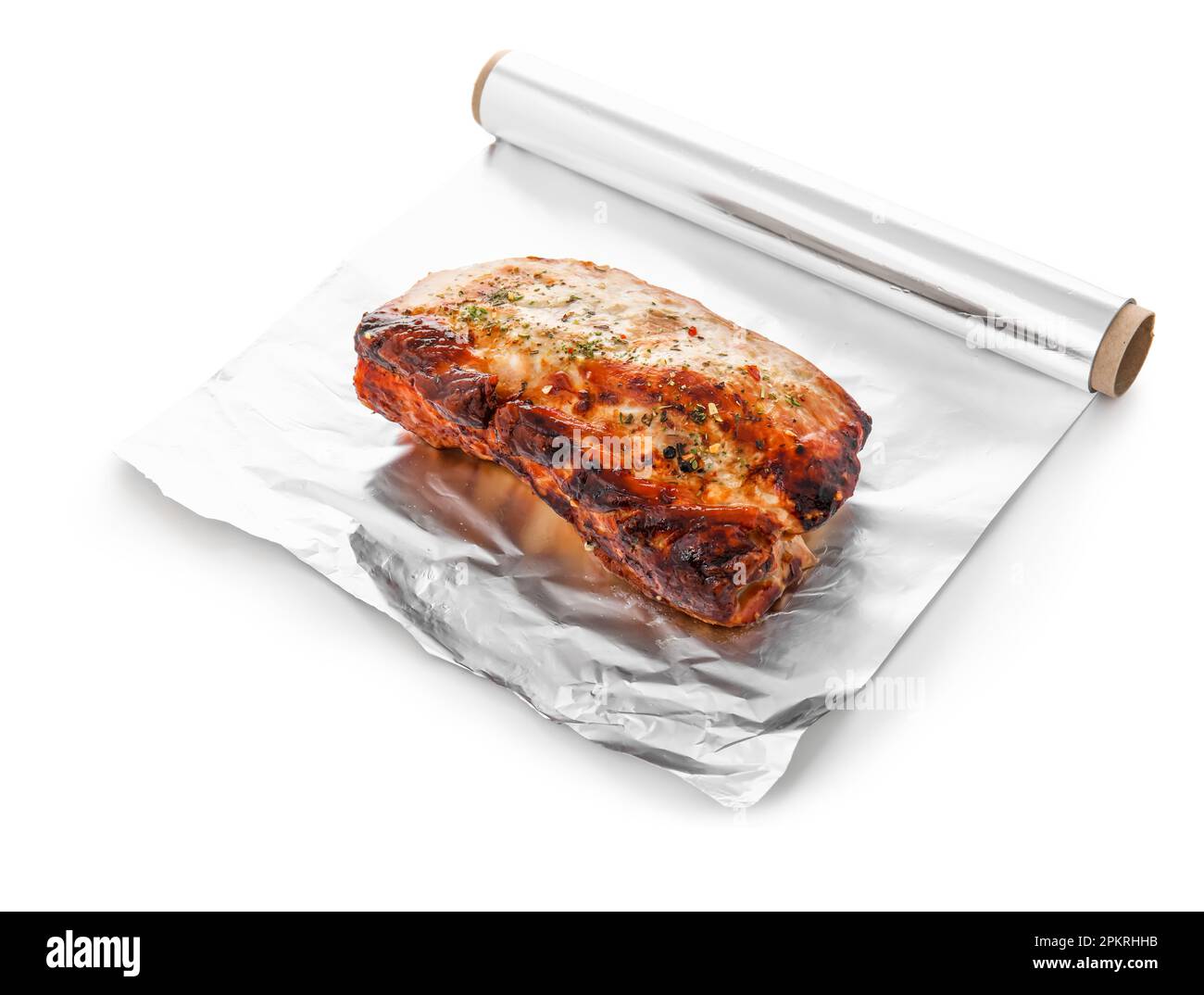 Rouleau de papier d'aluminium avec morceau de viande savoureuse cuite sur  fond blanc Photo Stock - Alamy