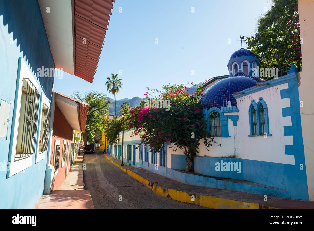 Bâtiments colorés à pueblo magico Balopilas dans les montagnes Barrancas del Cobre, Mexique Banque D'Images