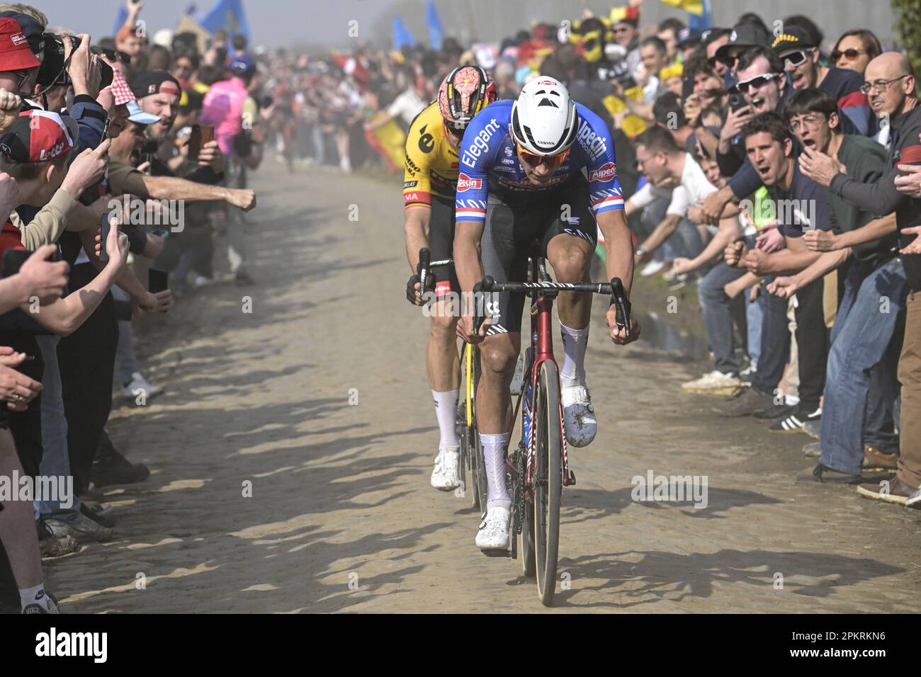 Roubaix, France. 09th avril 2023. Wout van Aert belge de l'équipe Jumbo-Visma et Mathieu van der Poel néerlandais d'Alpecin-Deceuninck photographié en action pendant la course d'élite masculine de l'épreuve cycliste 'Paris-Roubaix', 256,6km de Compiègne à Roubaix, France, le dimanche 09 avril 2023. BELGA PHOTO POOL BERNARD PAPON crédit: Belga News Agency/Alay Live News Banque D'Images