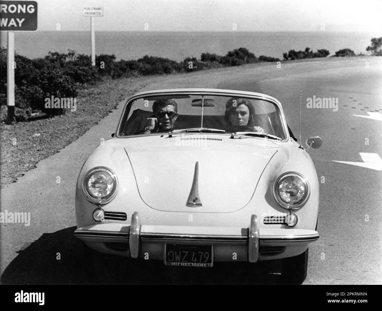 JACQUELINE BISSET conduite STEVE McQueen en jaune 1964 Porsche 356 Cabriolet en BULLITT 1968 réalisateur PETER YATES roman Robert L. Pike musique Lalo Schifrin Solar Productions / Warner Bros. / Sept arts Banque D'Images