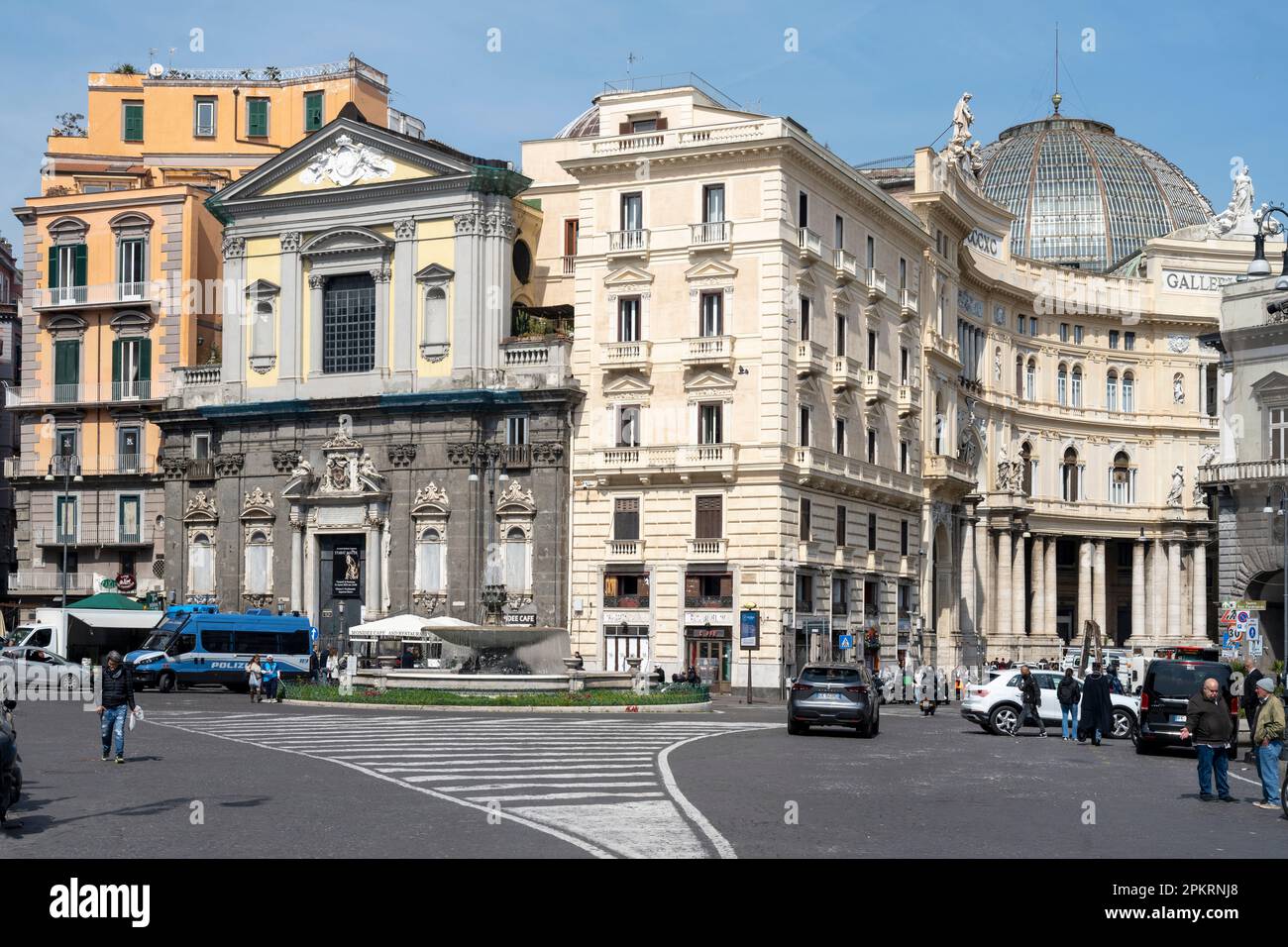 Italien, Neapel, Piazza Trieste e Trento, Chiesa de San Fernando, Links die Glaskuppel der Galleria Umberto I Banque D'Images