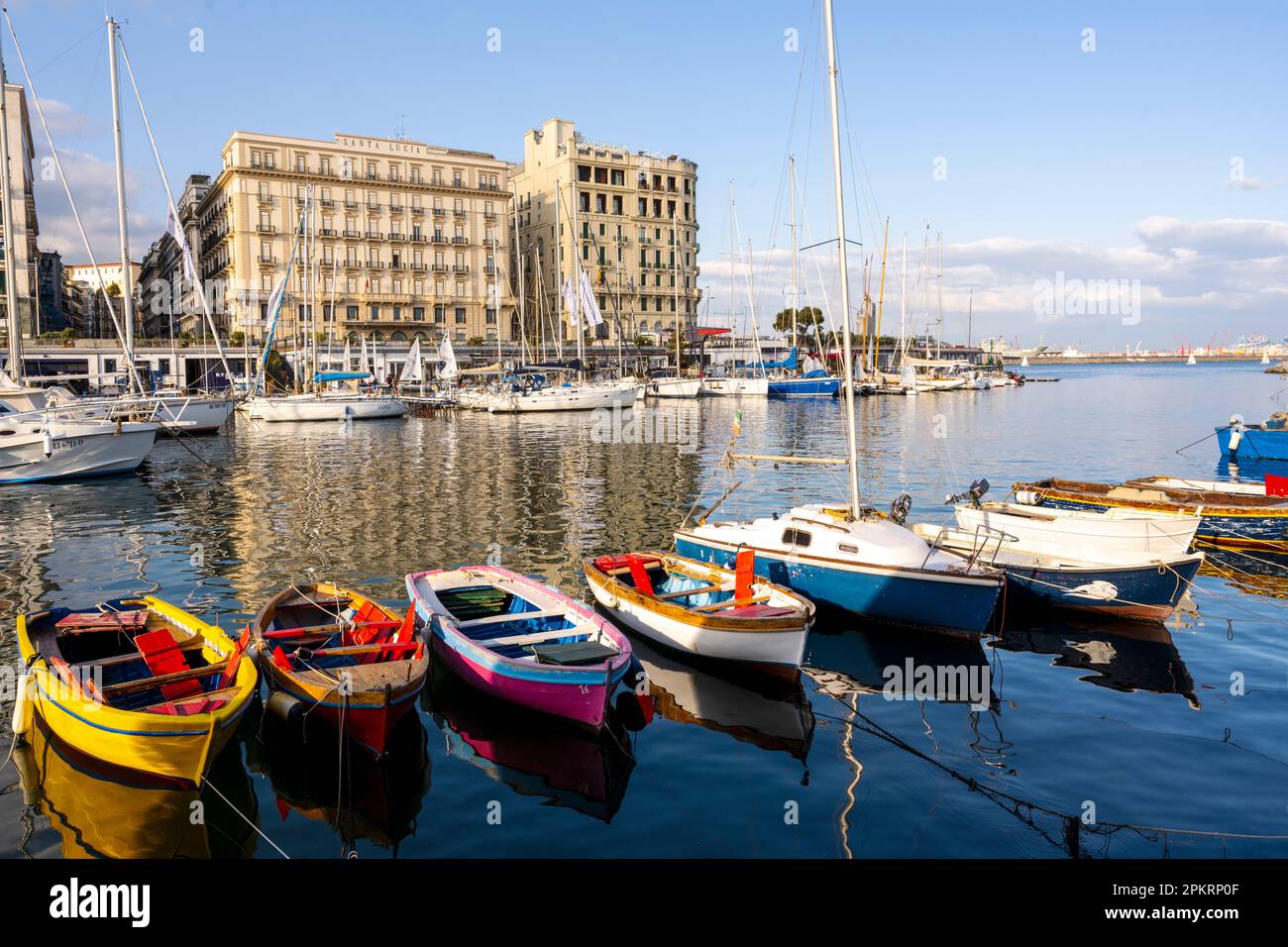 Italie, Neapel, Blick über den Hafen Porticciolo Santa Lucia auf die beiden Hôtels 'Grand Hotel Sainte Lucie' und 'Eurostars Hotel Excelsior' Banque D'Images