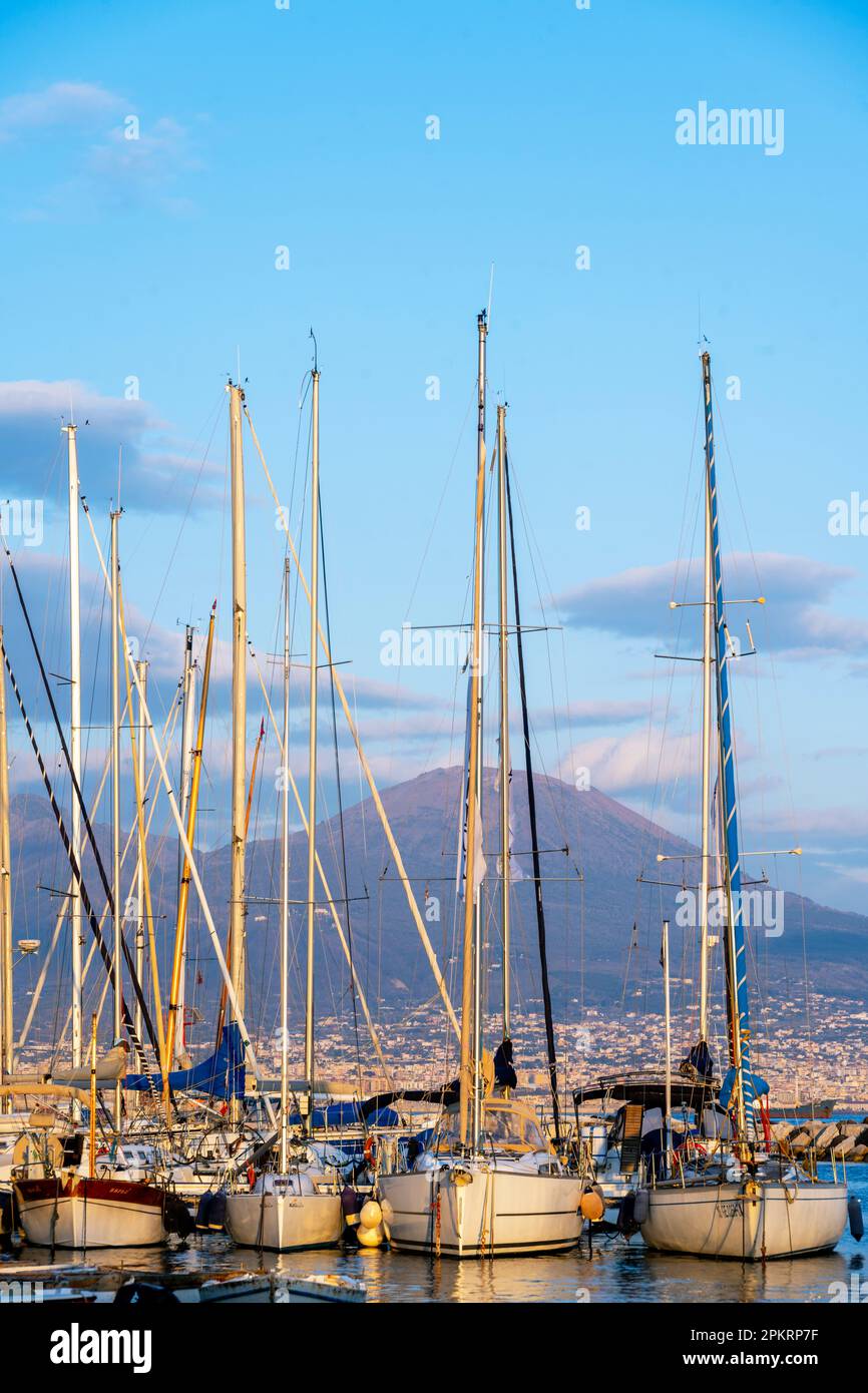 Italien, Neapel, Blick über den Hafen Porticciolo Santa Lucia zum Vesuv Banque D'Images