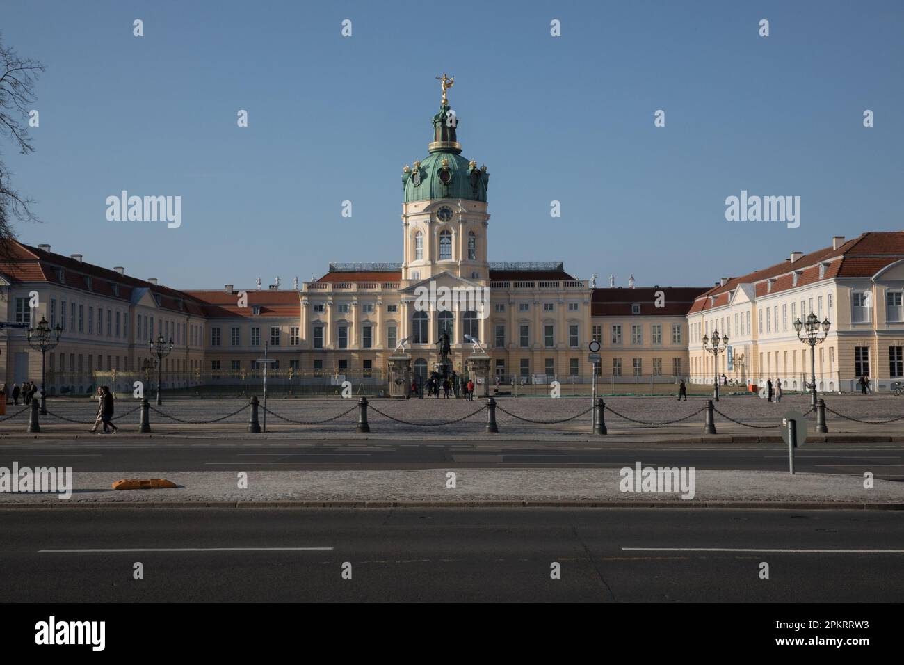 Berlin, Allemagne. 9th avril 2023. Tandis que le soleil se couche sur Schloss Charlottenburg sur 9 avril 2023, les habitants et les touristes ont apprécié le temps chaud pour explorer le palais et les jardins environnants. Le palais baroque du quartier berlinois de Charlottenburg est un chef-d'œuvre d'architecture et de design, avec des détails complexes et une décoration somptueuse à l'intérieur comme à l'extérieur. Les visiteurs se sont promenés le long des chemins des jardins formels, profitant de la beauté des fleurs et de l'ombre des arbres. (Credit image: © Michael Kuenne/PRESSCOV via ZUMA Press Wire) USAGE ÉDITORIAL SEULEMENT! Non destiné À un usage commercial ! Banque D'Images