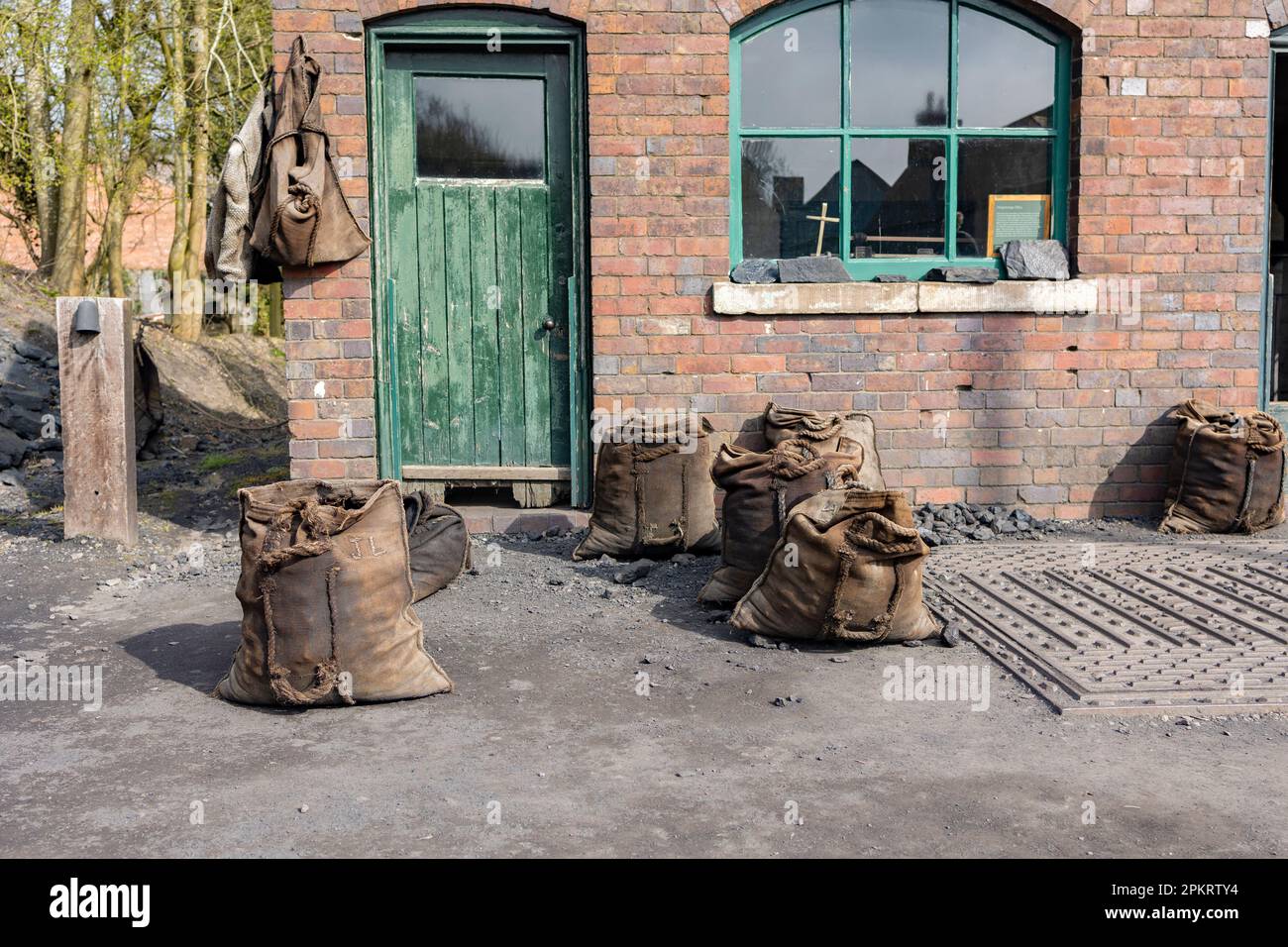 Un bureau de chantier de charbon de 1900 et un pont-bascule avec des sacs de charbon dehors prêts à la vente. Banque D'Images