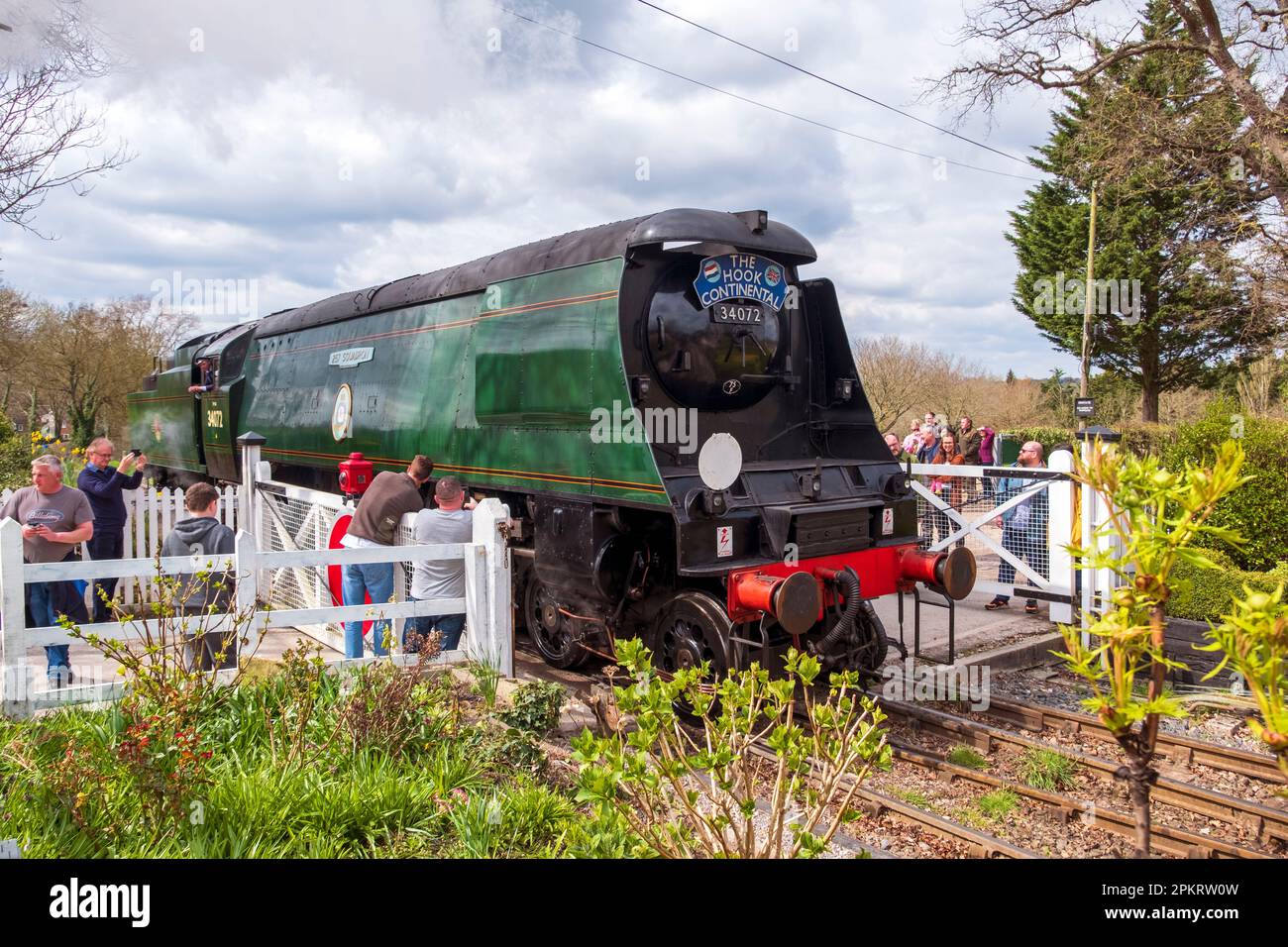 K&ESR, la locomotive Hook Continental 34073, franchissant le passage à niveau à la gare de Tenterden, Kent, Royaume-Uni Banque D'Images