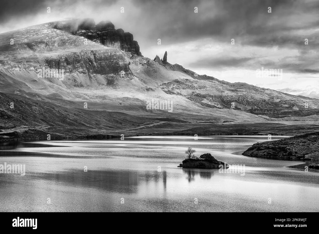 L'ancien homme de Storr au-dessus du Loch Leathan sur l'île de Skye en Écosse Banque D'Images