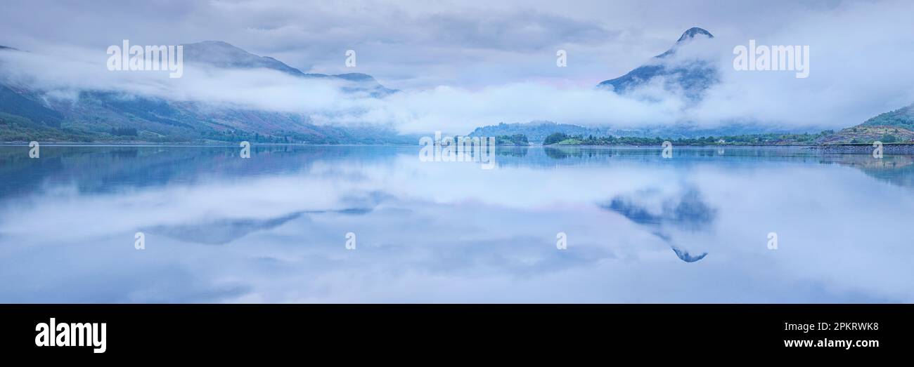 Brume matinale sur le Loch Levan en regardant vers le Pap of Glencoe dans les Highlands d'Ecosse Banque D'Images
