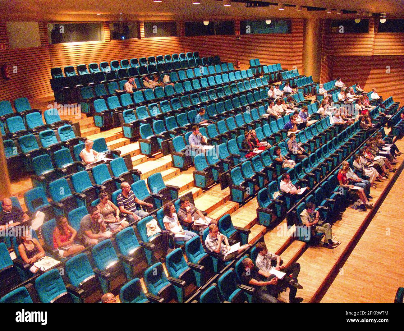 Palacio de Exposiciones y Congresos de Granada. Place assise à Salla Manuel de Fla, auditorium. Banque D'Images