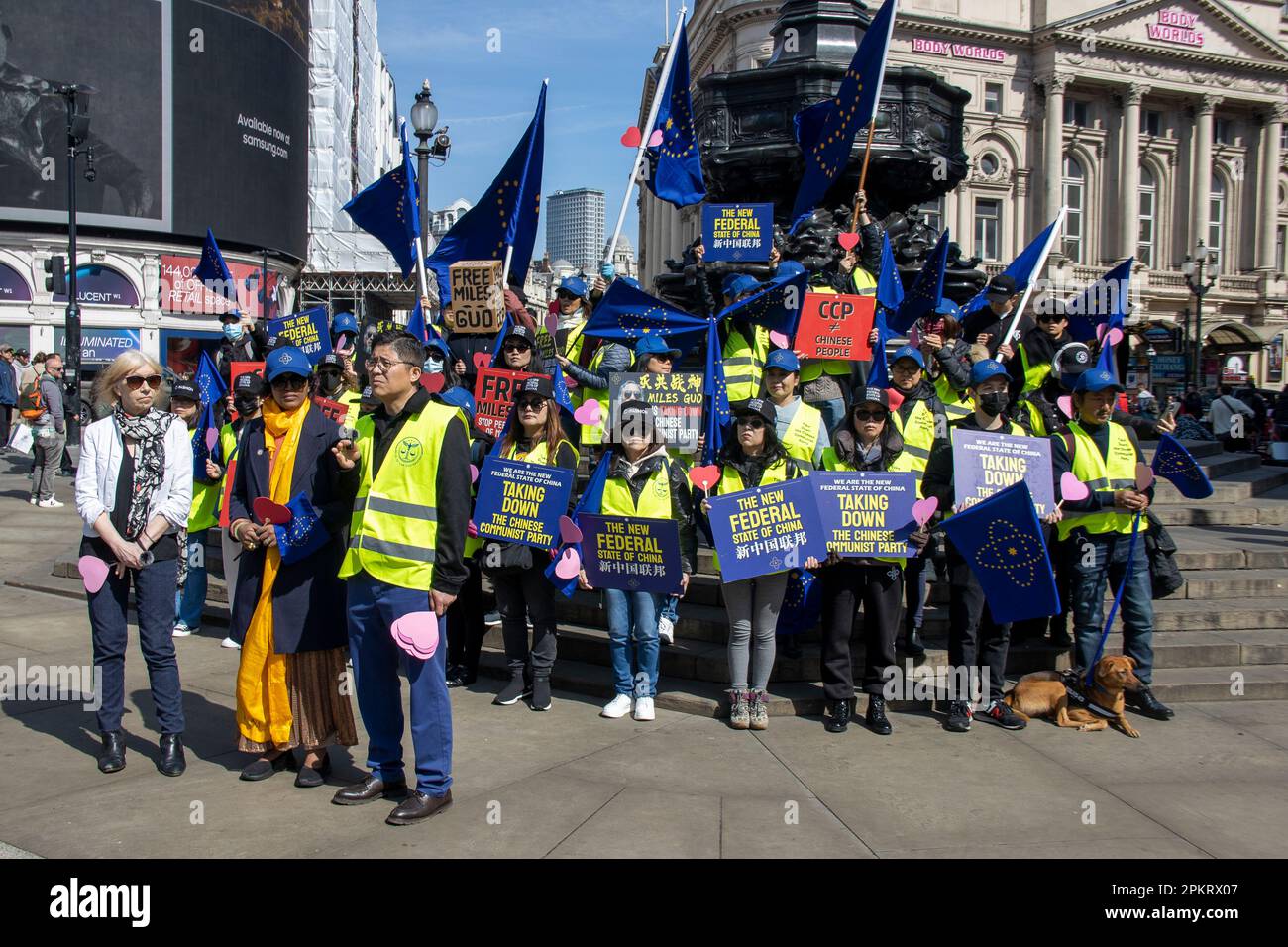 Londres, Royaume-Uni. 17th avril 2023. Les partisans du nouvel État fédéral chinois protestent contre le Parti communiste chinois au pouvoir à Piccadilly Circus. Credit: Sinai Noor/Alay Live News Banque D'Images