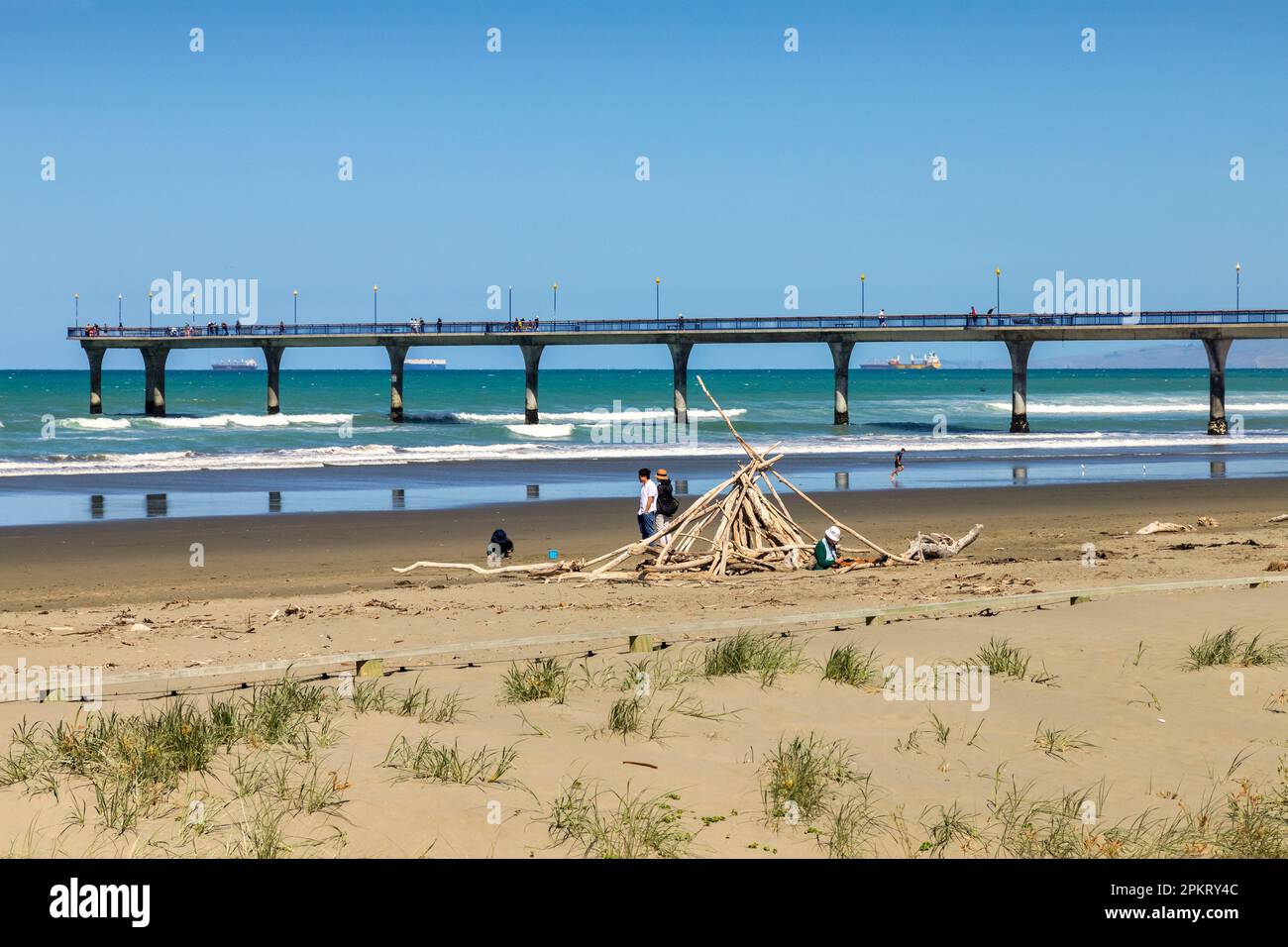 31 décembre 2022 : Christchurch, Nouvelle-Zélande - New Brighton Beach, avec abri de bâton ou de plage, et New Brighton Pier. Banque D'Images