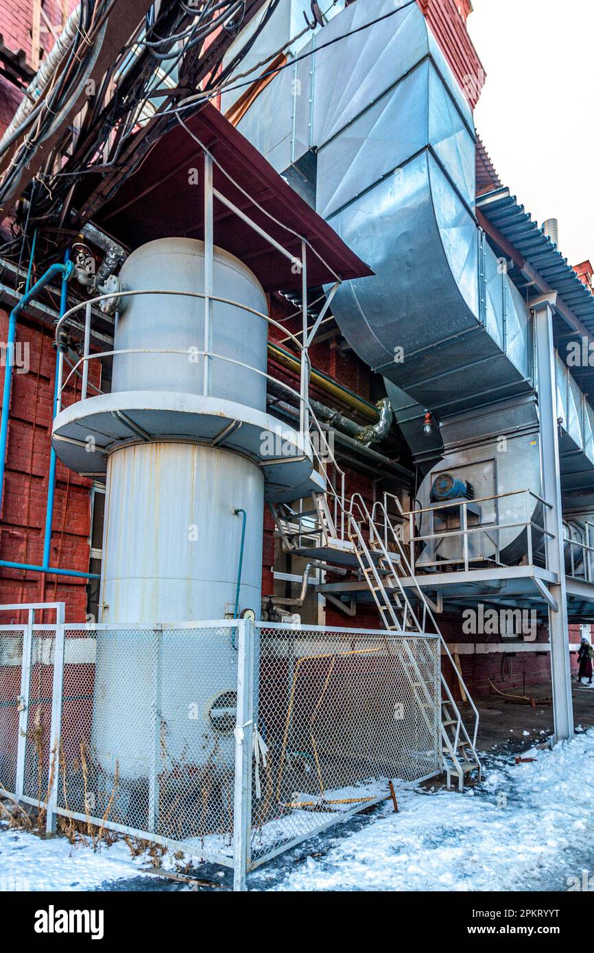 Réservoir d'air comprimé et conduits de ventilation d'une ancienne usine de Moscou, en Russie Banque D'Images