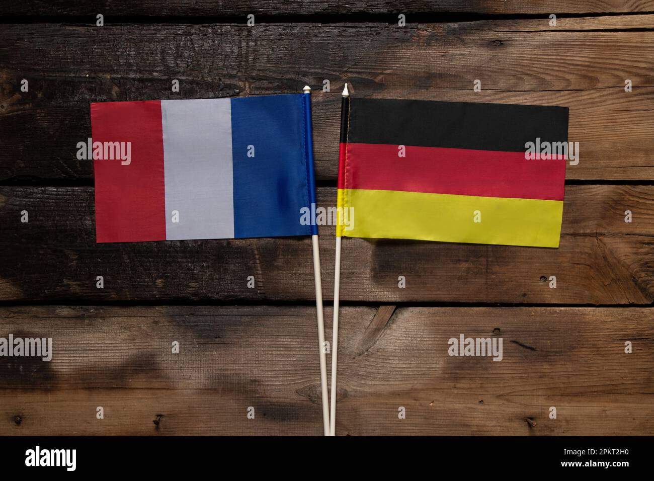 Drapeaux de l'Allemagne et de la France sur une planche de bois, amitié entre les deux pays Banque D'Images