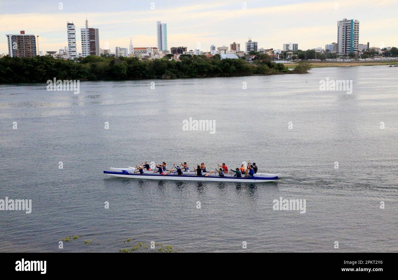 juazeiro, bahia, brésil - 4 avril 2023 : les gens pagayent un canoë hawaïen dans les eaux de la rivière Sao Francisco dans la ville de Juazeiro, dans le NOR Banque D'Images