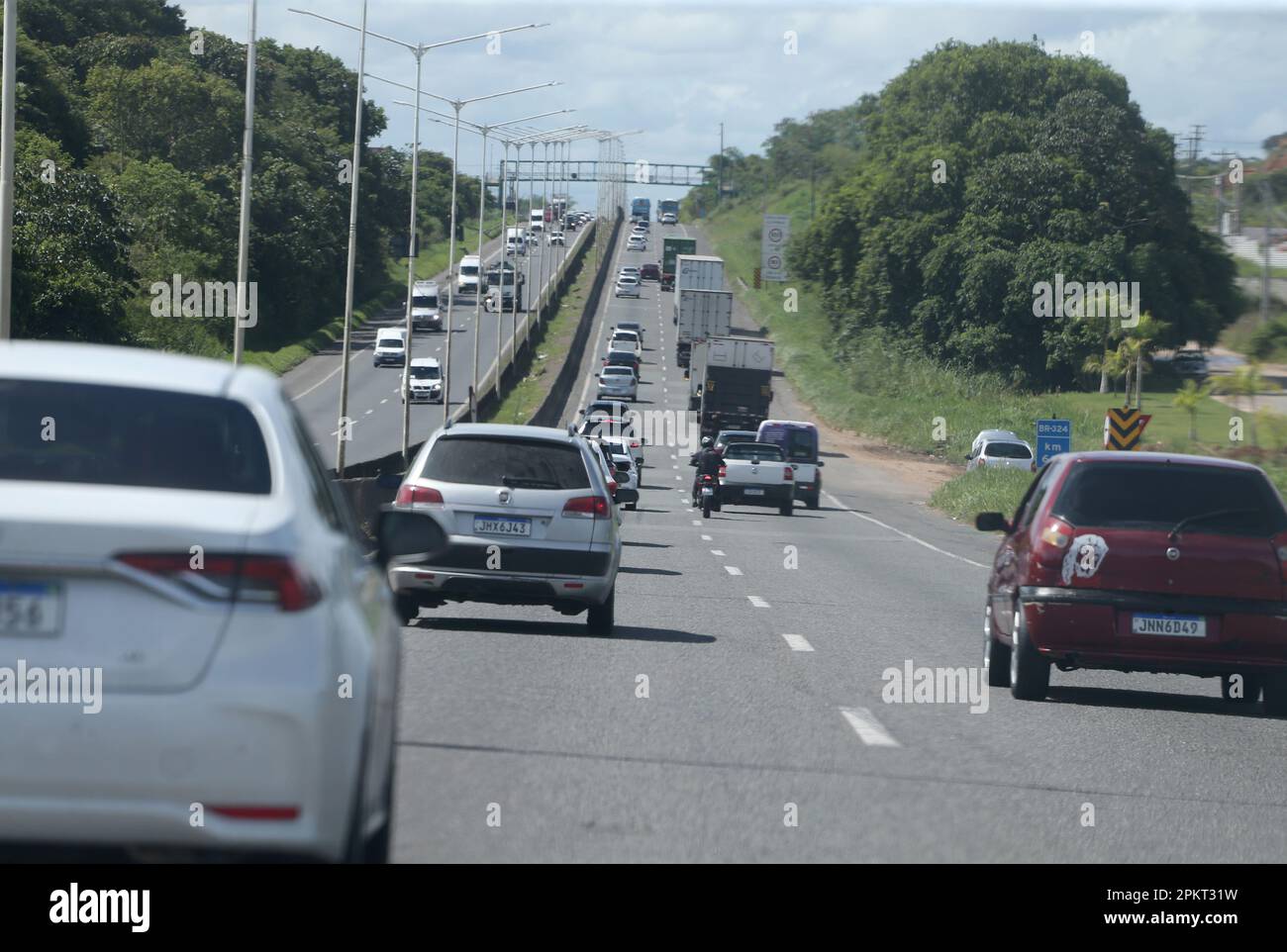 salvador, bahia, brésil - 2 avril 2023 : circulation des véhicules sur l'autoroute fédérale BR 324. Banque D'Images