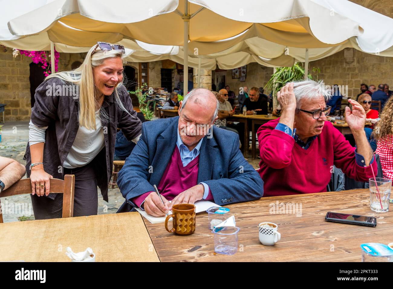Süleyman Ergüclü, ancien rédacteur en chef d'un journal dans le nord turc, était un soldat en 1974 et a combattu les Chypriotes grecs et leur pouvoir protecteur en Grèce. Il a écrit un livre sur ses expériences de guerre 'Une minute. Une vie.'. Caravanserai Büyük Han à Nicosie, Chypre Banque D'Images
