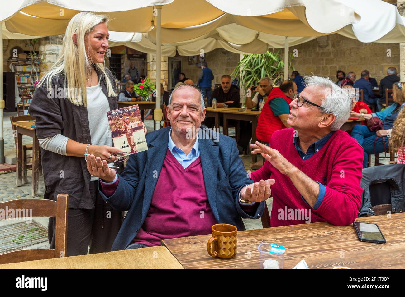Süleyman Ergüclü, ancien rédacteur en chef d'un journal dans le nord turc, était un soldat en 1974 et a combattu les Chypriotes grecs et leur pouvoir protecteur en Grèce. Il a écrit un livre sur ses expériences de guerre 'Une minute. Une vie.'. Caravanserai Büyük Han à Nicosie, Chypre Banque D'Images
