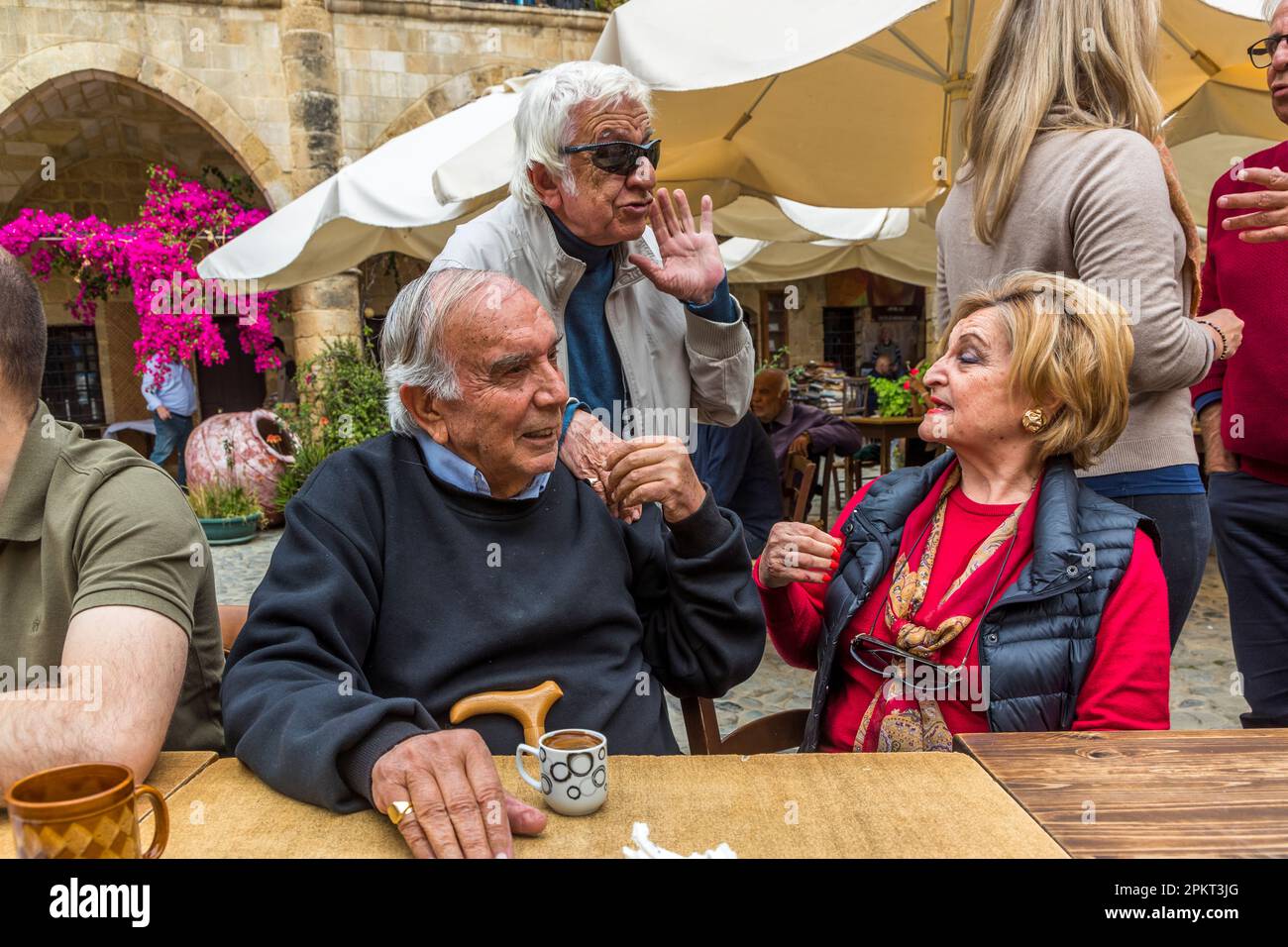 Erdil Nami, ancien président de la Chambre de commerce chypriote turque avec sa femme, est accueilli au Coffee Club. Depuis la fatidique année 2004, lorsque les Chypriotes turcs ont voté pour la réunification et que les Chypriotes grecs ont voté contre cette réunification à une large majorité, ils se sont réunis à la Büyük Han à Nicosie. Les Chypriotes du nord et du sud de l'île divisée cherchent ensemble des moyens de mettre fin à la division, aux préjugés et à la haine. Caravanserai Büyük Han à Nicosie, Chypre Banque D'Images