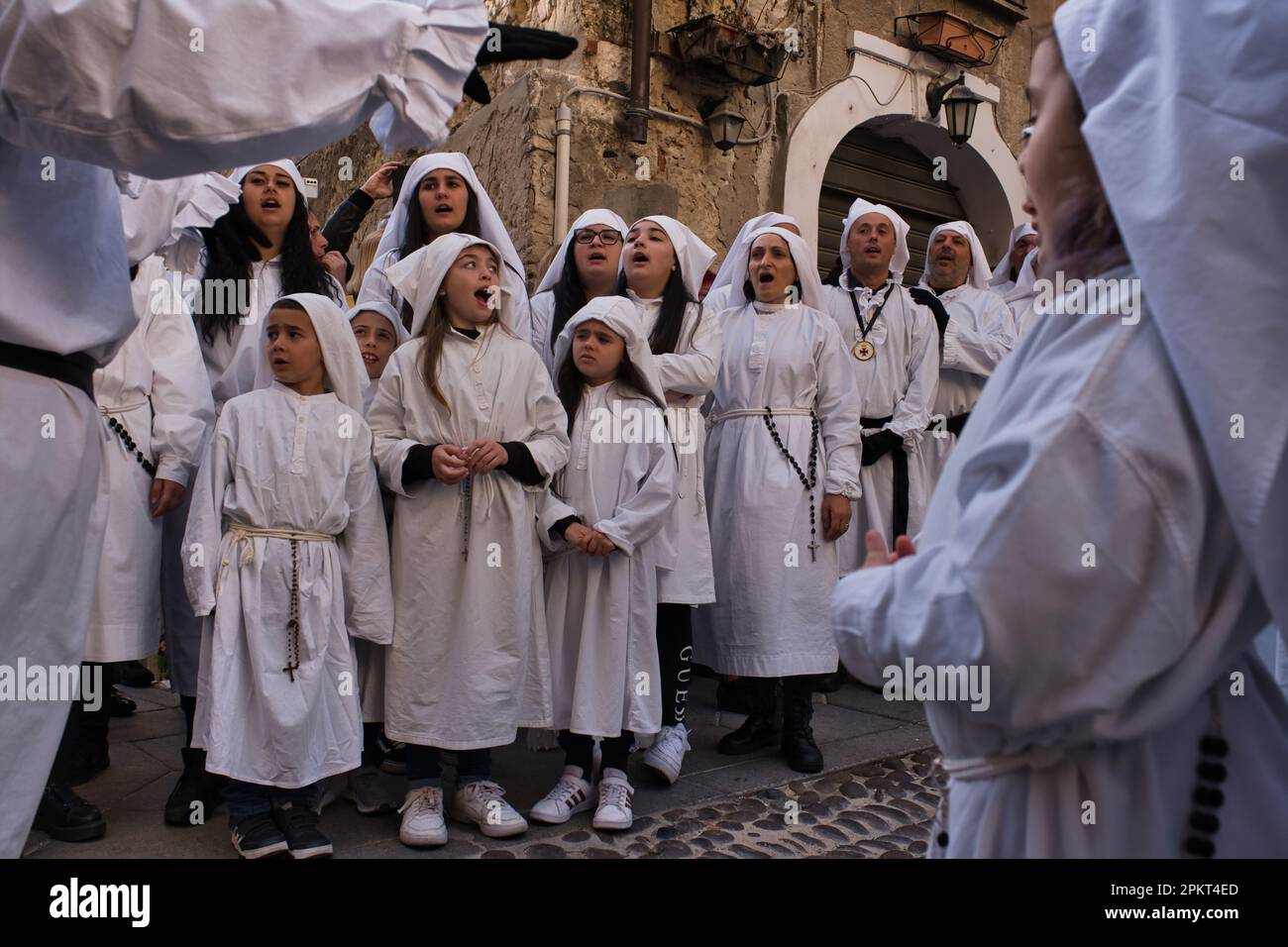 La chorale de fraternité chante des chansons religieuses pendant la procession de Pâques à travers les rues de la vieille ville de Cagliari Banque D'Images La chorale de fraternité chante des chansons religieuses pendant la procession de Pâques à travers les rues de la vieille ville de Cagliari Banque D'Images