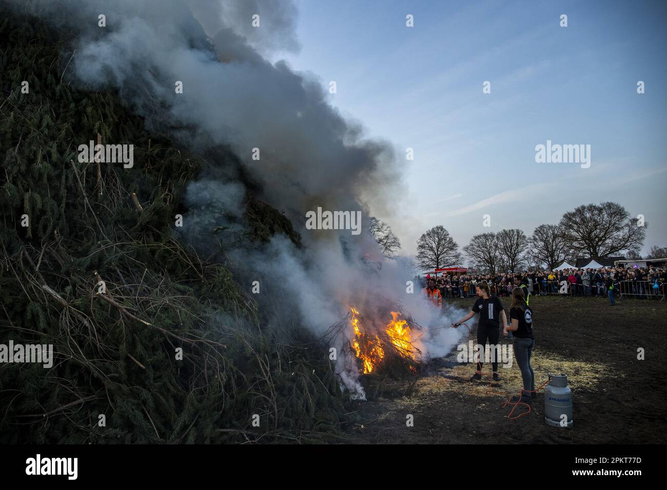 DIJKERHOEK - photo atmosphérique de l'éclairage du feu de Pâques dans le hameau de Dijkerhoek dans la municipalité de Rijssen - Holten. Un certain nombre d'incendies de Pâques n'ont pas pu se poursuivre ou ont dû être modifiés en raison des émissions d'azote. ANP VINCENT JANNINK pays-bas sortie - belgique sortie Banque D'Images