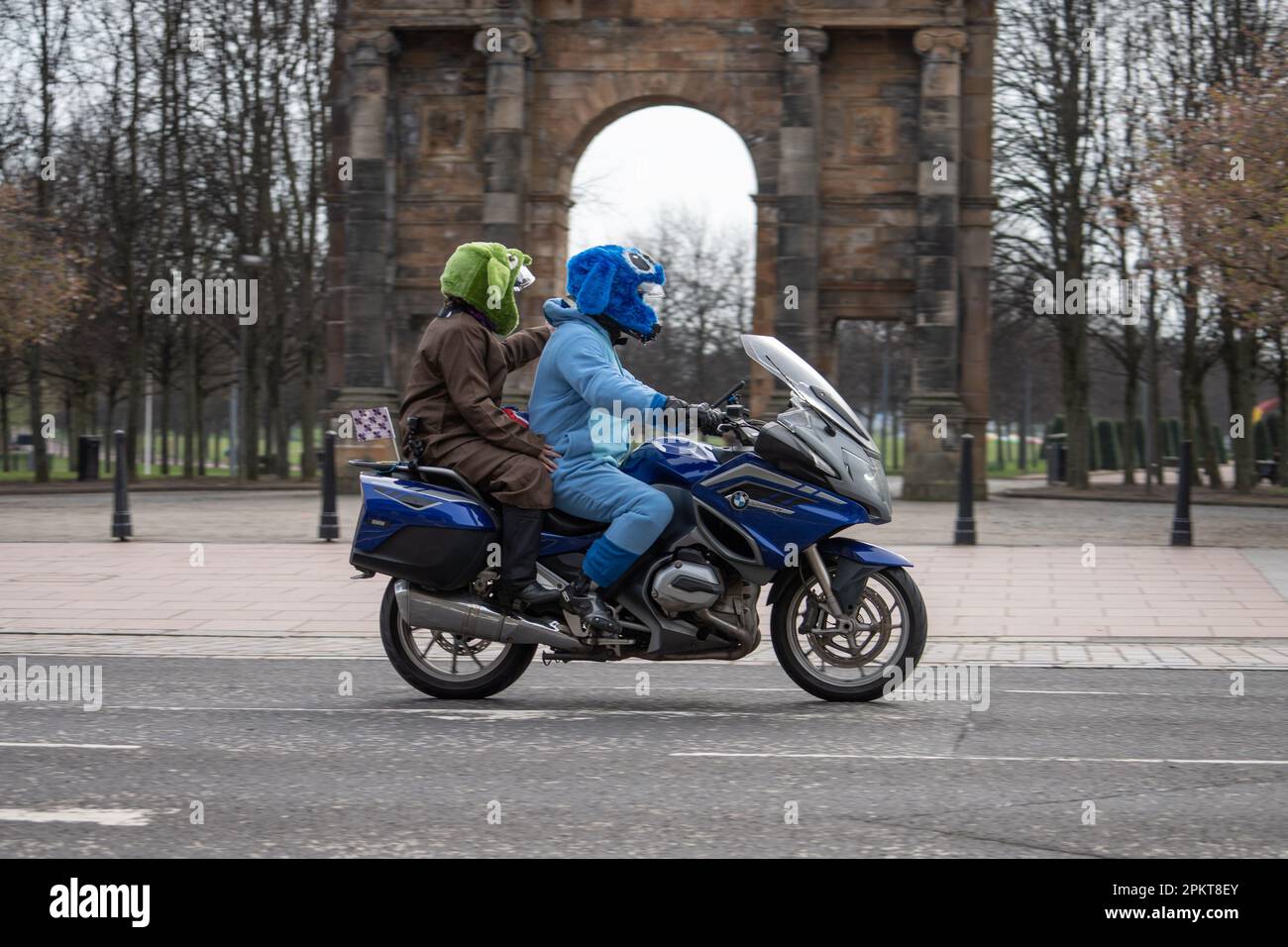 Glasgow, Écosse, Royaume-Uni. 9th avril 2023. Des centaines de motards traversent les rues de Glasgow dans un convoi de couleurs et de bruit d'un kilomètre de long, dans le cadre de la course d'œufs de Pâques pour recueillir des fonds pour la Charité de l'hôpital pour enfants de Glasgow. Crédit : R.Gass/Alay Live News Banque D'Images