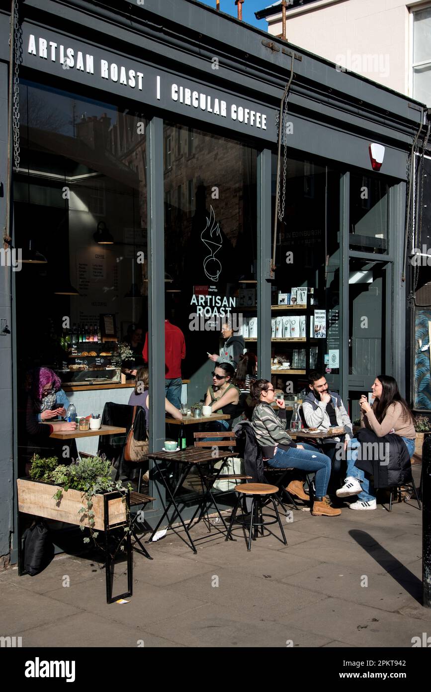 Clients assis à l'intérieur et à l'extérieur du café Artisan Roast à Raeburn place, Stockbridge, Édimbourg, Écosse, Royaume-Uni. Banque D'Images