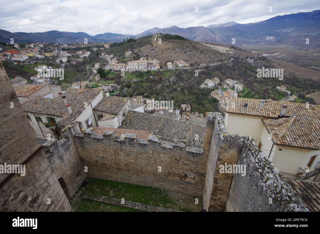 Les toits du petit village et la vallée environnante vus du sommet du château de Piccolomini à Capestrano (AQ) - Abruzzo Banque D'Images