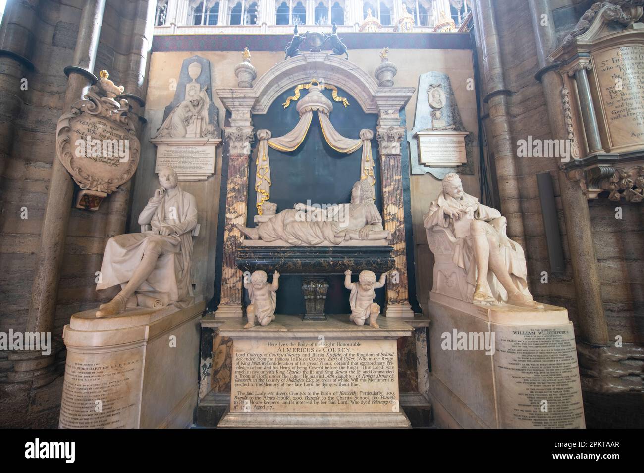 Almericus de Courcy, Thomas Stamford Raffles et le tombeau William Wilberforce à l'abbaye de Westminster. L'église est classée au patrimoine mondial de l'UNESCO à Westminste Banque D'Images