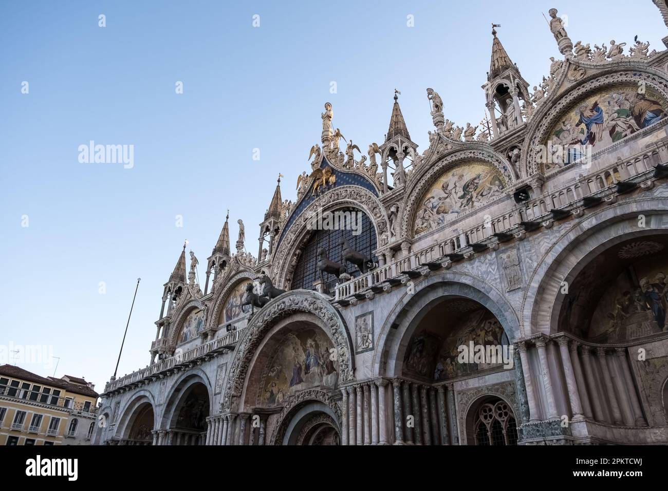 Détail architectural de la basilique cathédrale patriarcale Saint-Marc, communément appelée basilique Saint-Marc , l'église cathédrale de Venise Banque D'Images