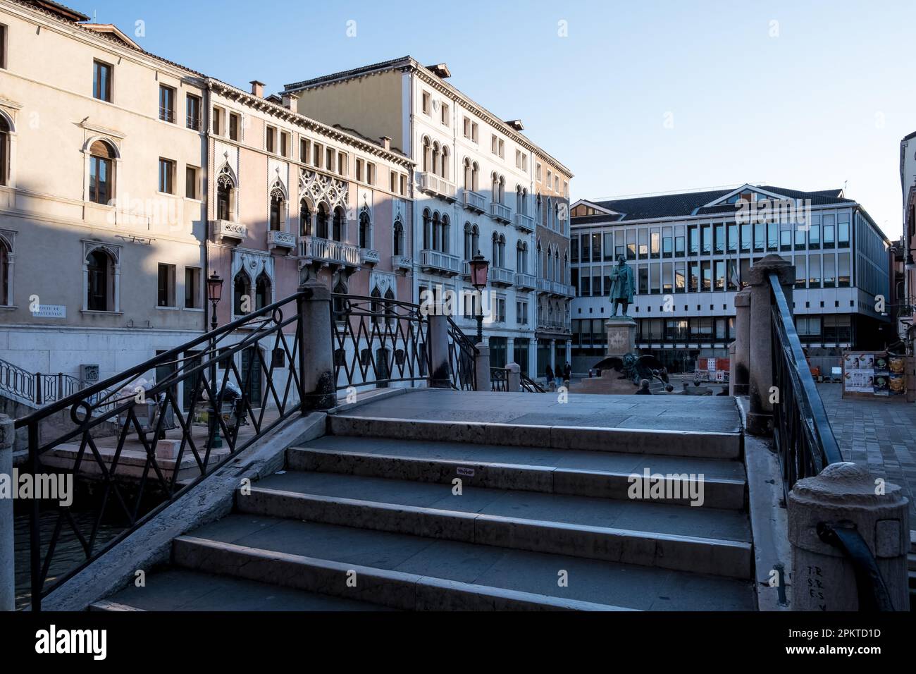 Vue sur Campo Manin, une place de la ville située à Venise, depuis le Ponte de la Cortesia. En arrière-plan le monument dédié à Daniele Manin Banque D'Images