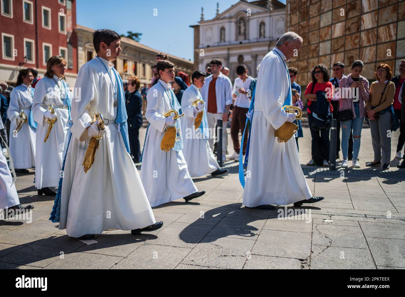 La procession glorieuse rencontre (Encuentro Glorioso) passe par la place de la Seo pendant le dimanche de Pâques dans les rues de Saragosse, Aragon, Espagne Banque D'Images