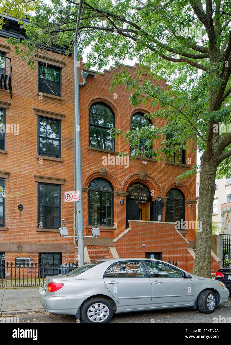 Metropolitan Rod & Gun Club est un club privé situé dans un bâtiment en briques historique du quartier Cobble Hill de Brooklyn. Banque D'Images